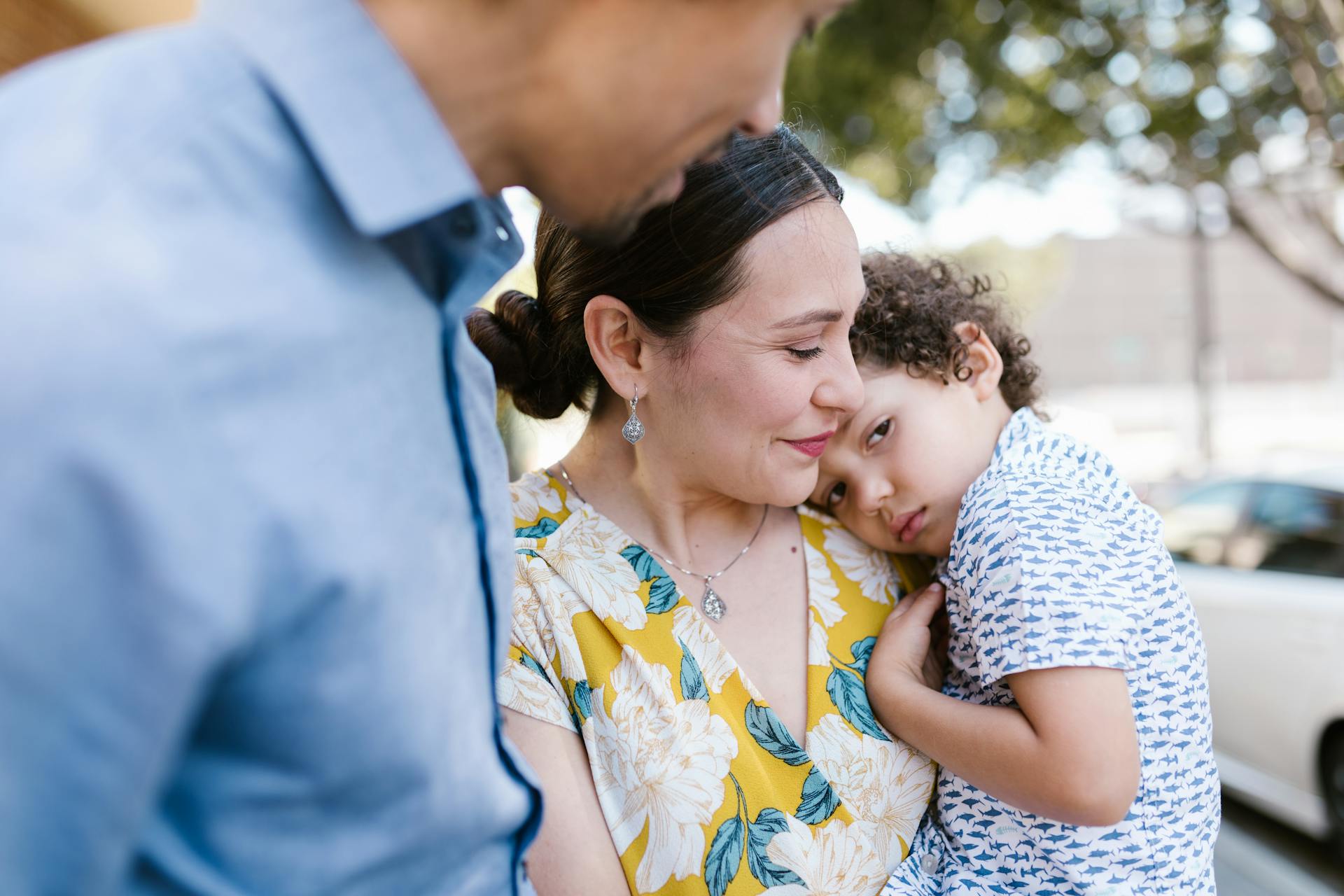 Una pareja con un niño | Fuente: Pexels