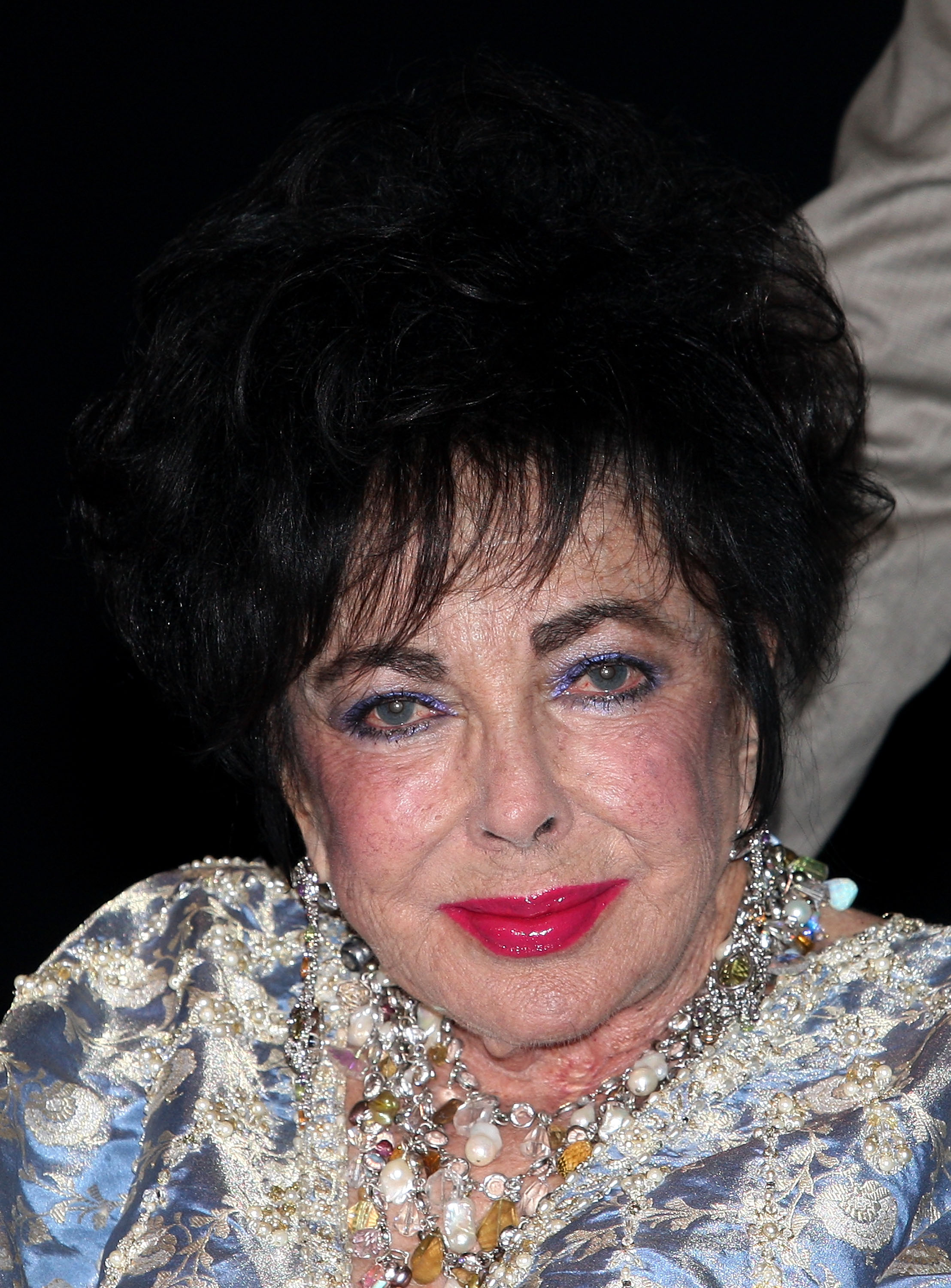 Dame Elizabeth Taylor asiste al desfile de moda Passport 2009 de Macy's el 24 de septiembre de 2009, en Santa Mónica, California.