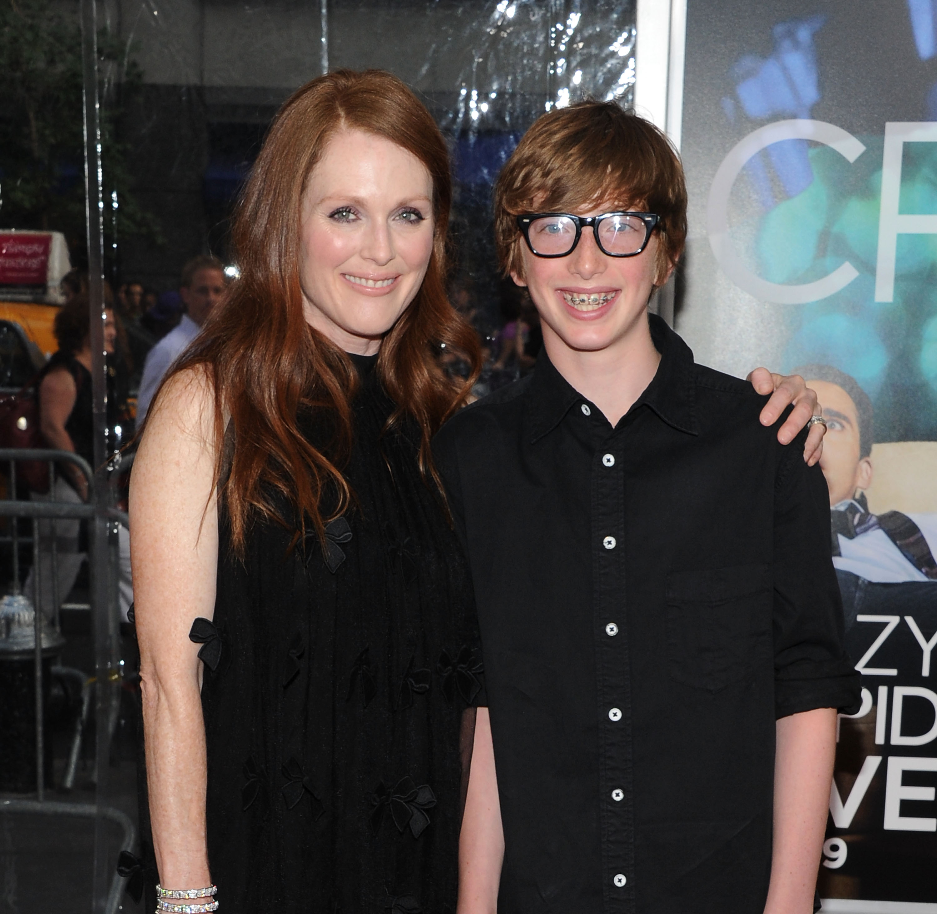 Julianne Moore y Caleb Freundlich asisten al estreno de "Crazy, Stupid, Love" el 19 de julio de 2011 | Fuente: Getty Images