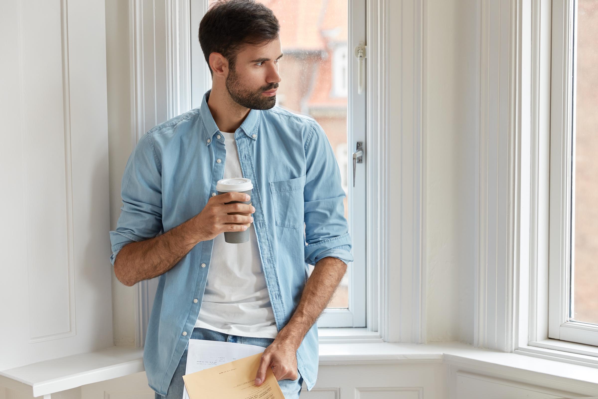 Un uomo che beve un caffè | Fonte: Freepik
