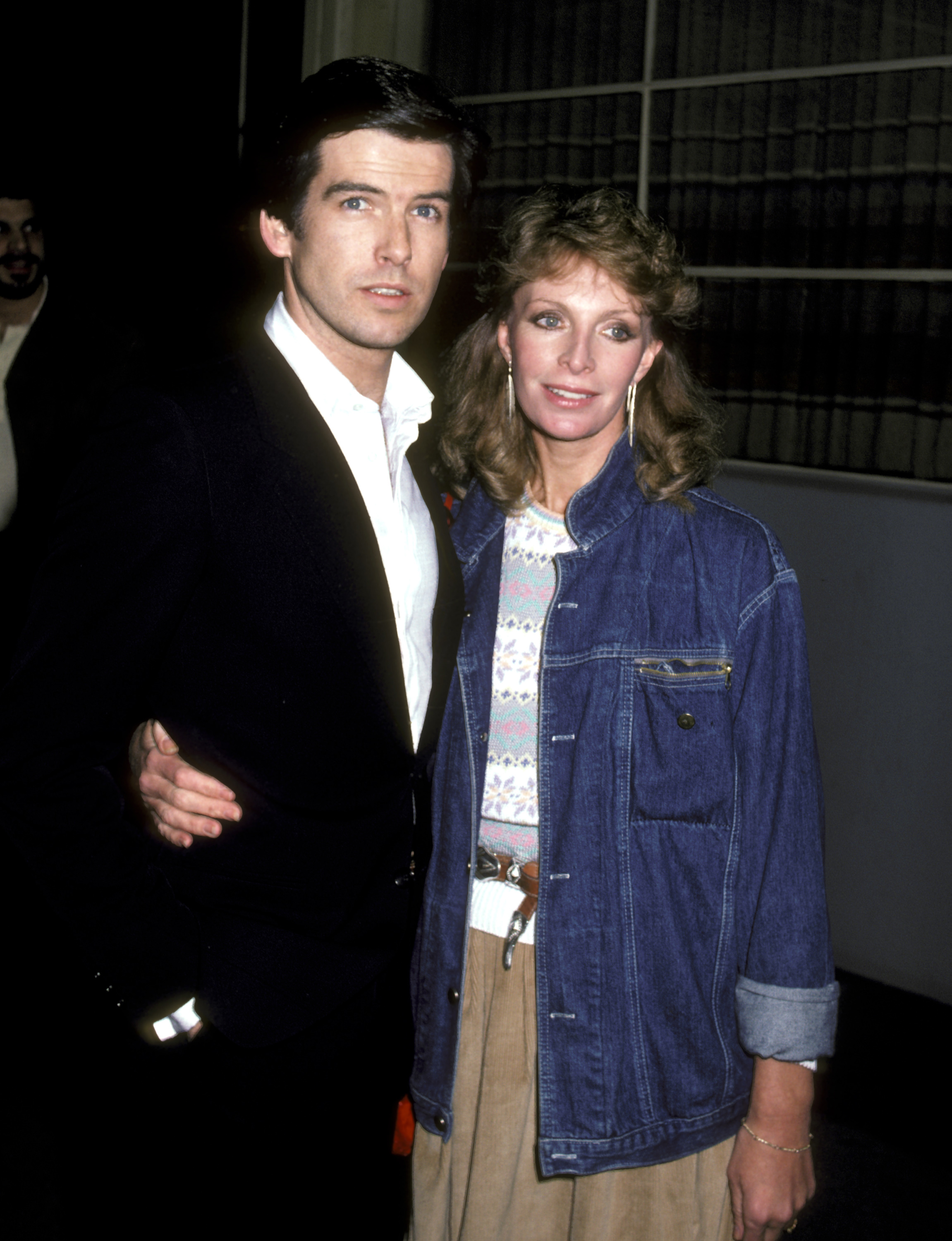 Pierce Brosnan y Cassandra Harris en la proyección de "El año que vivimos peligrosamente" en Los Ángeles el 26 de enero de 1983. | Fuente: Getty Images