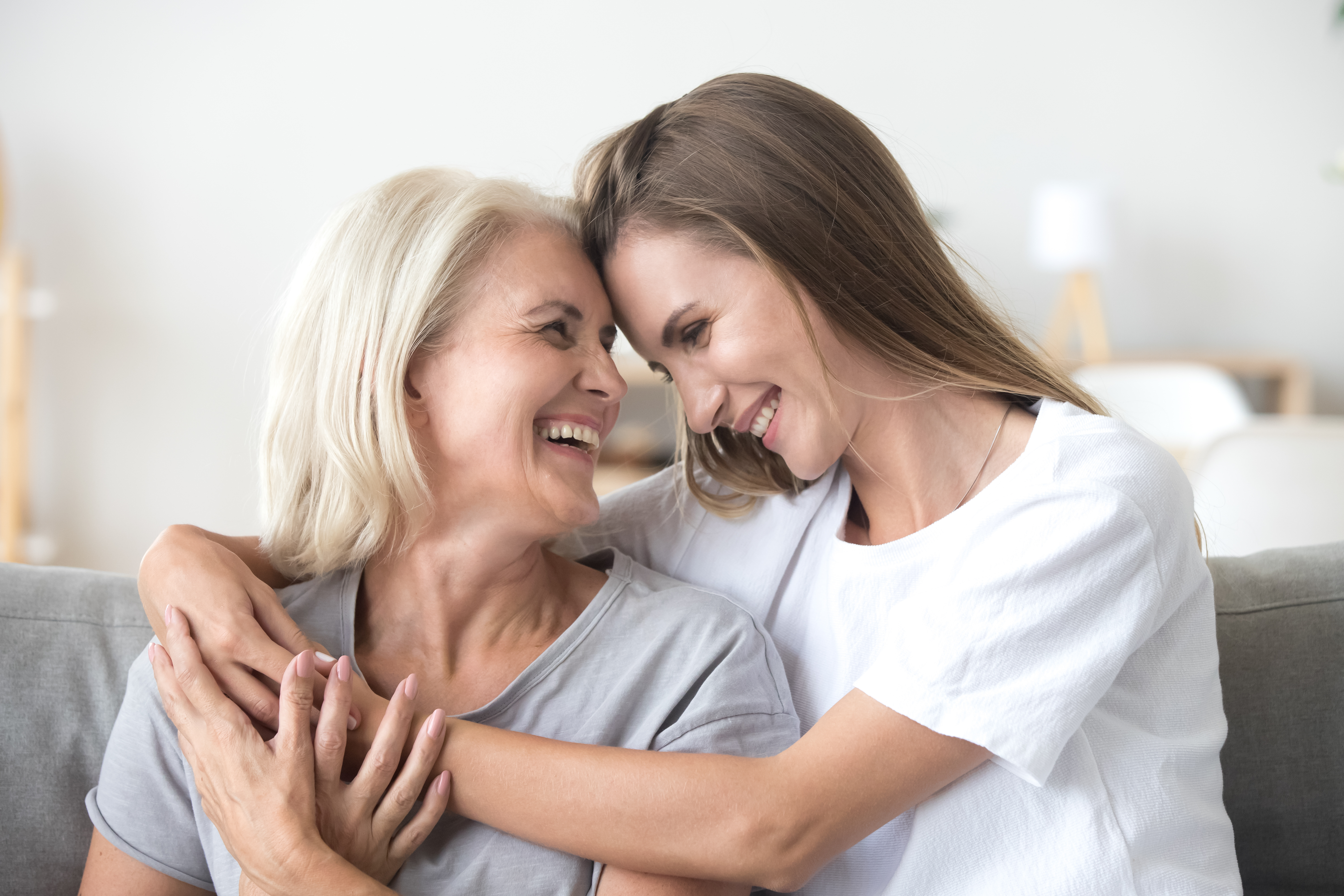 Una mujer joven abrazando a una señora mayor | Foto: Shutterstock