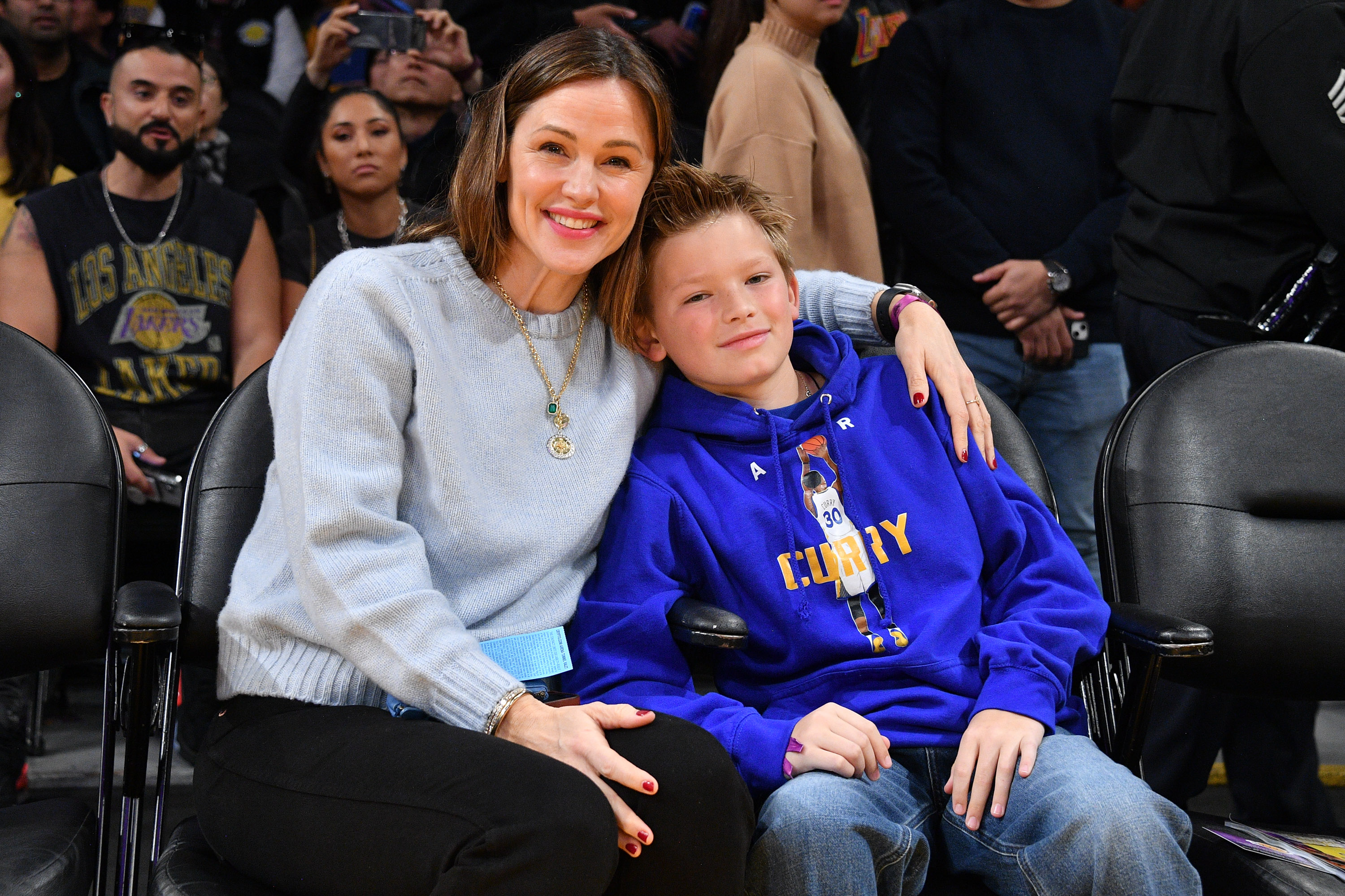 Jennifer Garner y Samuel Garner Affleck sonríen mientras ven el partido de baloncesto entre Los Angeles Lakers y los Golden State Warriors en el Crypto.com Arena el 5 de marzo de 2023, en Los Angeles, California | Fuente: Getty Images