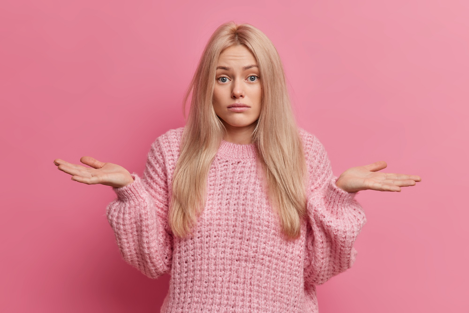 Una mujer frustrada encogiéndose de hombros | Fuente: Freepik