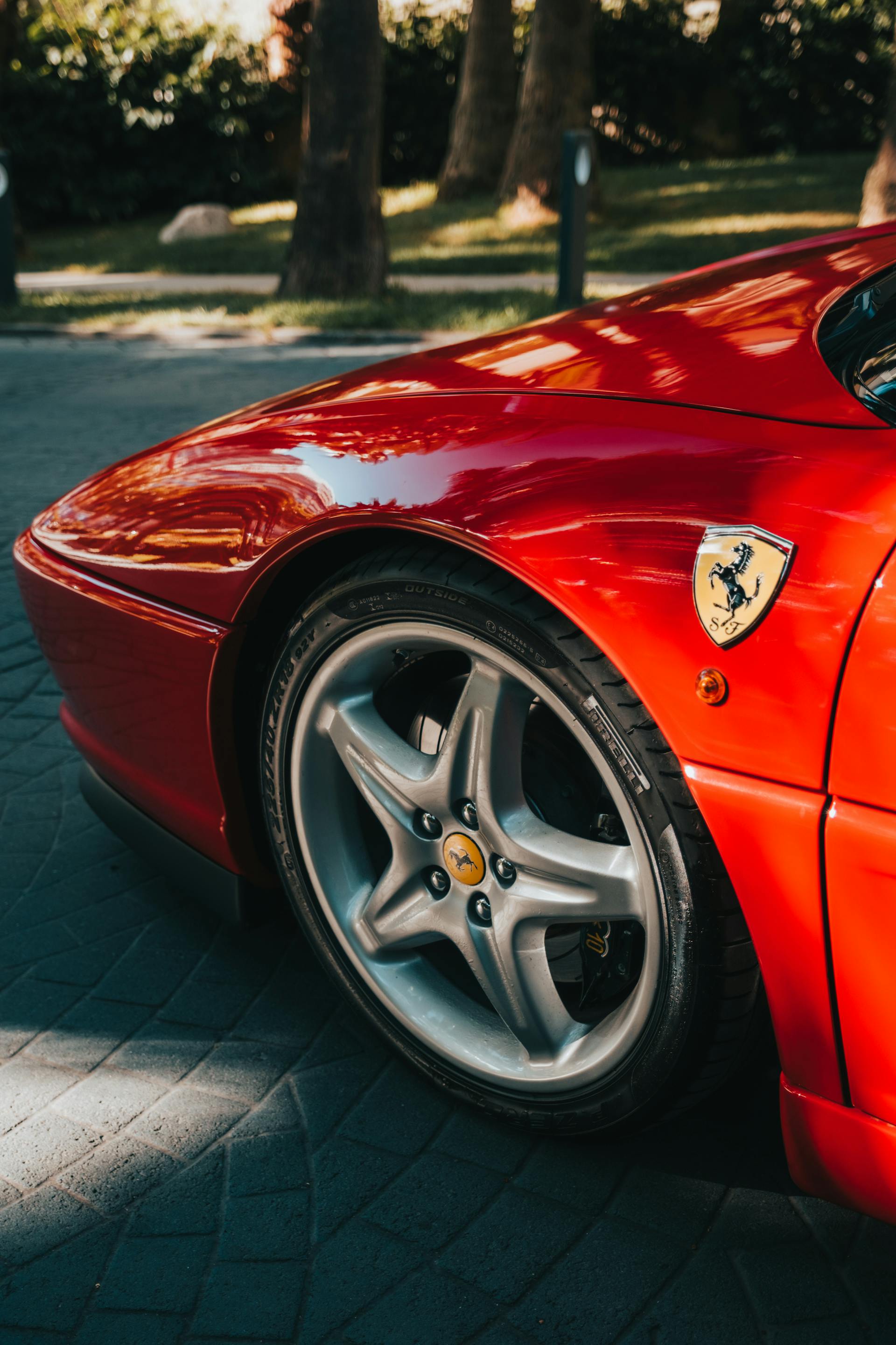 Primer plano de un Ferrari rojo en la calle | Fuente: Pexels