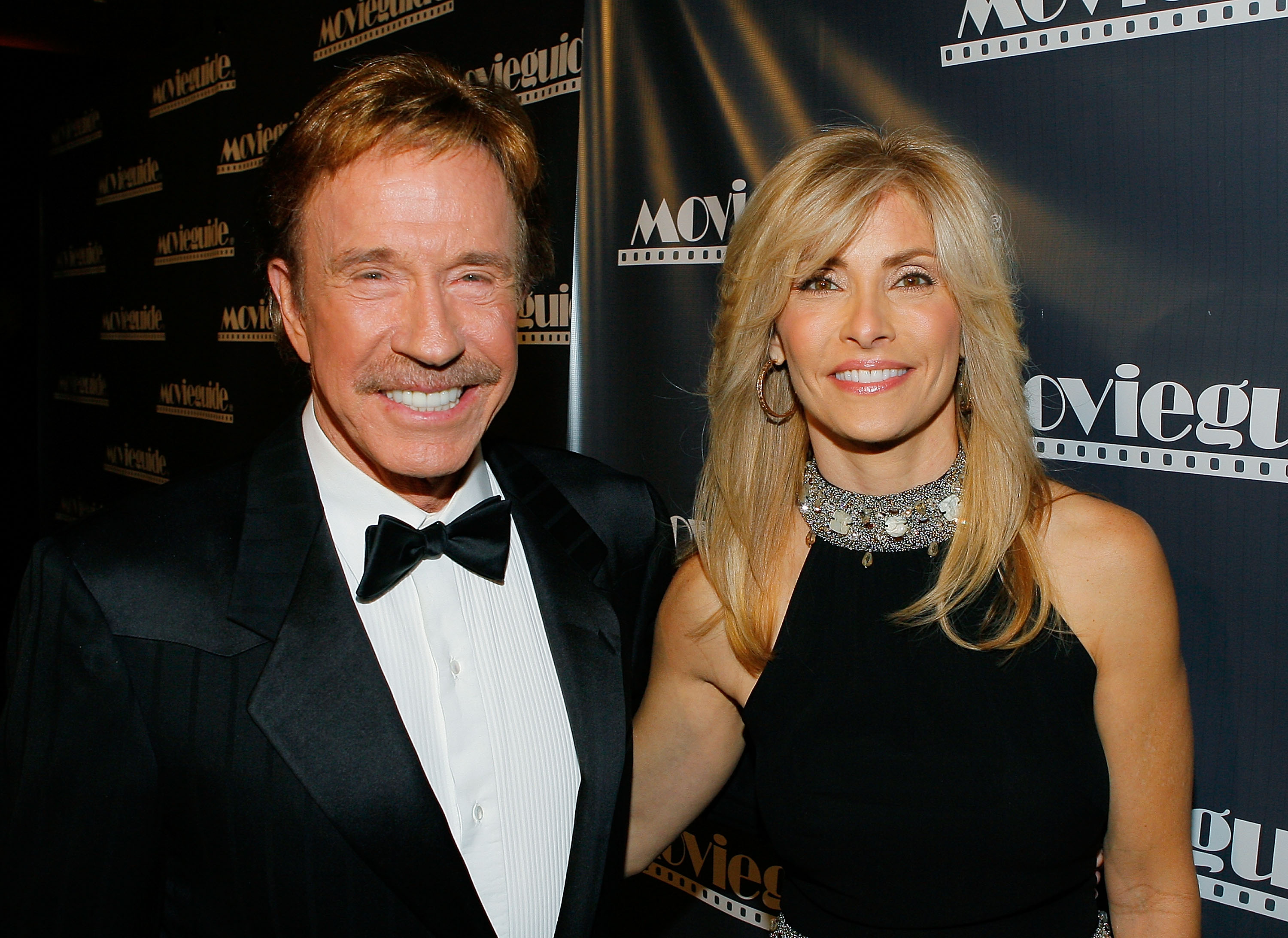 Chuck Norris y Gena O'Kelly asisten a la 17ª edición de los Premios Movieguide Faith and Values en Beverly Hills, California, el 11 de febrero de 2009. | Fuente: Getty Images