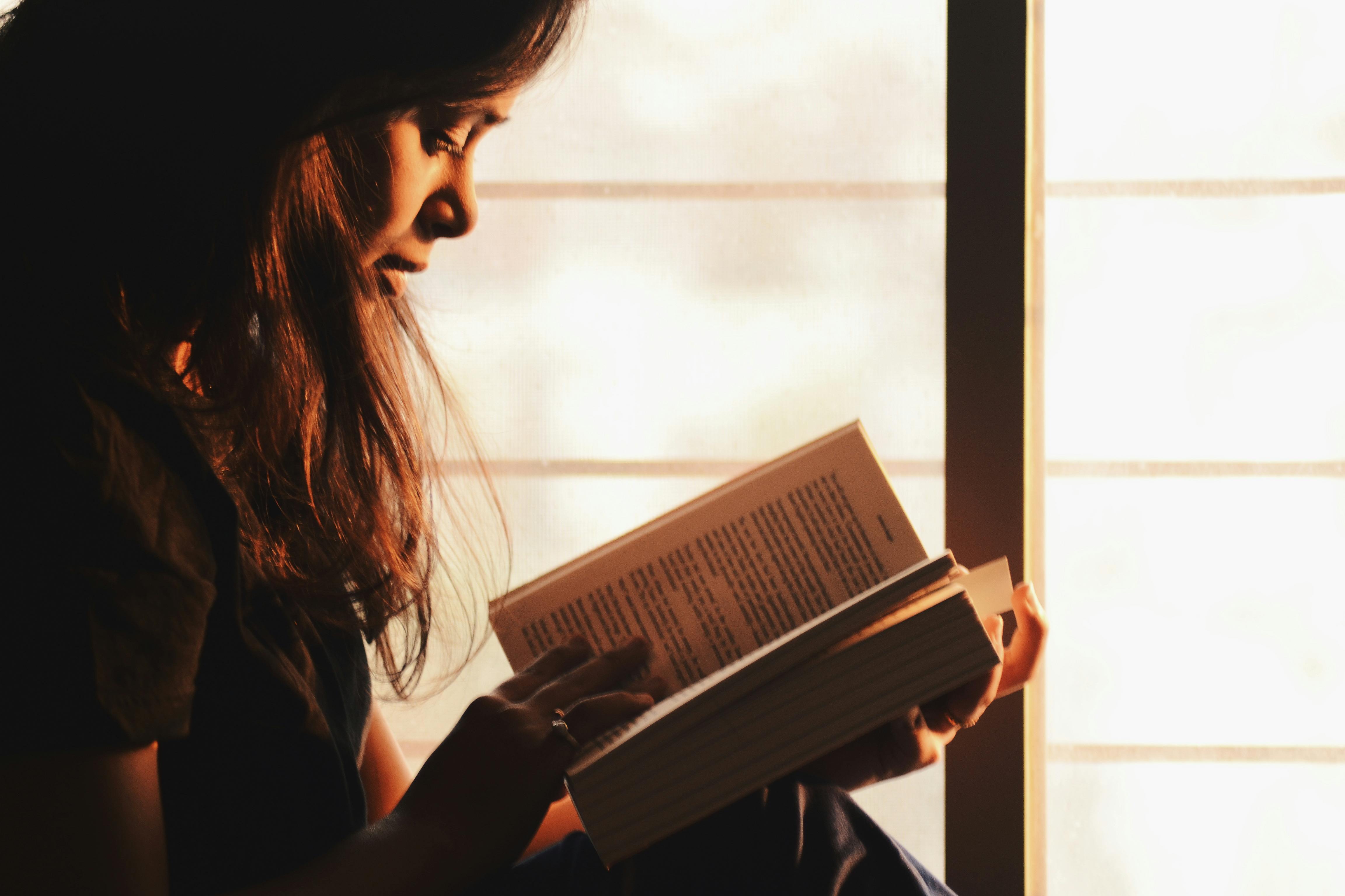 Una joven leyendo un libro | Foto: Pexels