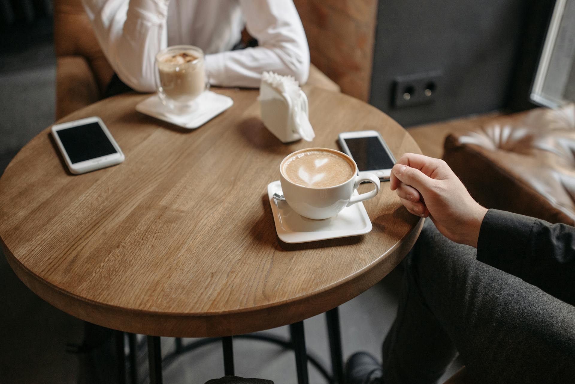 Una pareja sentada en un café | Fuente: Pexels