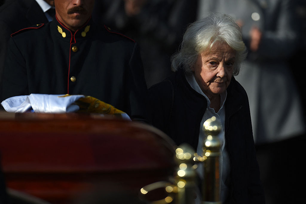 Lucia Topolansky hace gestos durante el cortejo fúnebre de Mujica en Montevideo, el 14 de mayo de 2025. | Foto: Getty Images