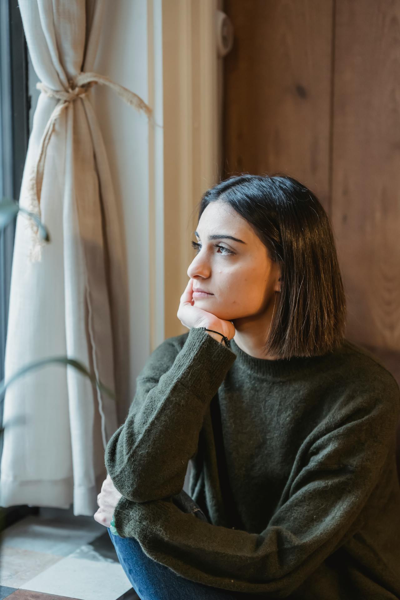 Una mujer perdida en profundos pensamientos | Fuente: Pexels