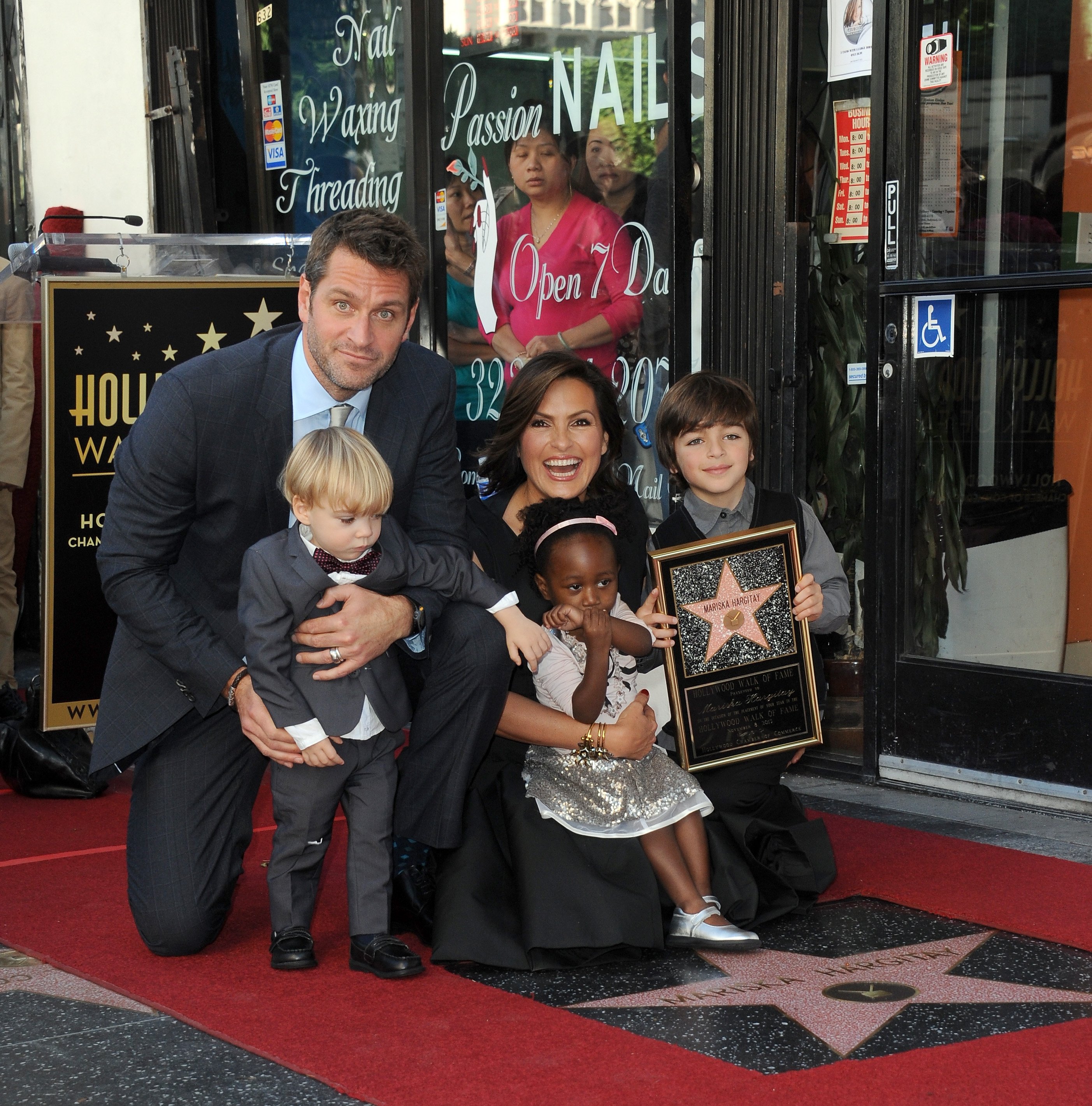 Peter Hermann, su hijo Andrew, su hija Amaya, la actriz Mariska Hargitay y su hijo August asisten a la ceremonia de la estrella de Mariska Hargitay el 8 de noviembre de 2013 en Hollywood, California. | Foto: Getty Images