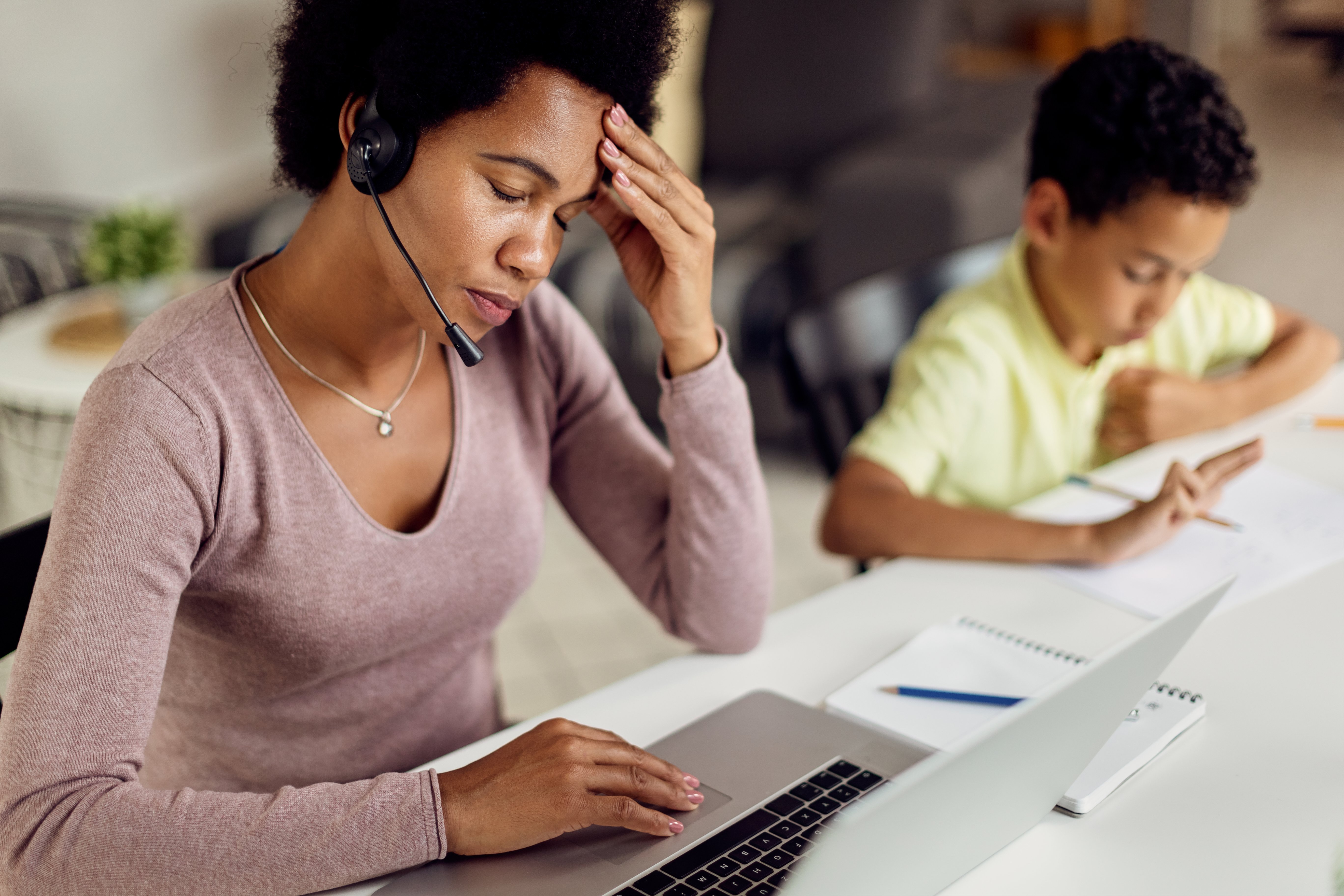 Madre e hijo trabajando lado a lado desde casa. | Foto: Shutterstock