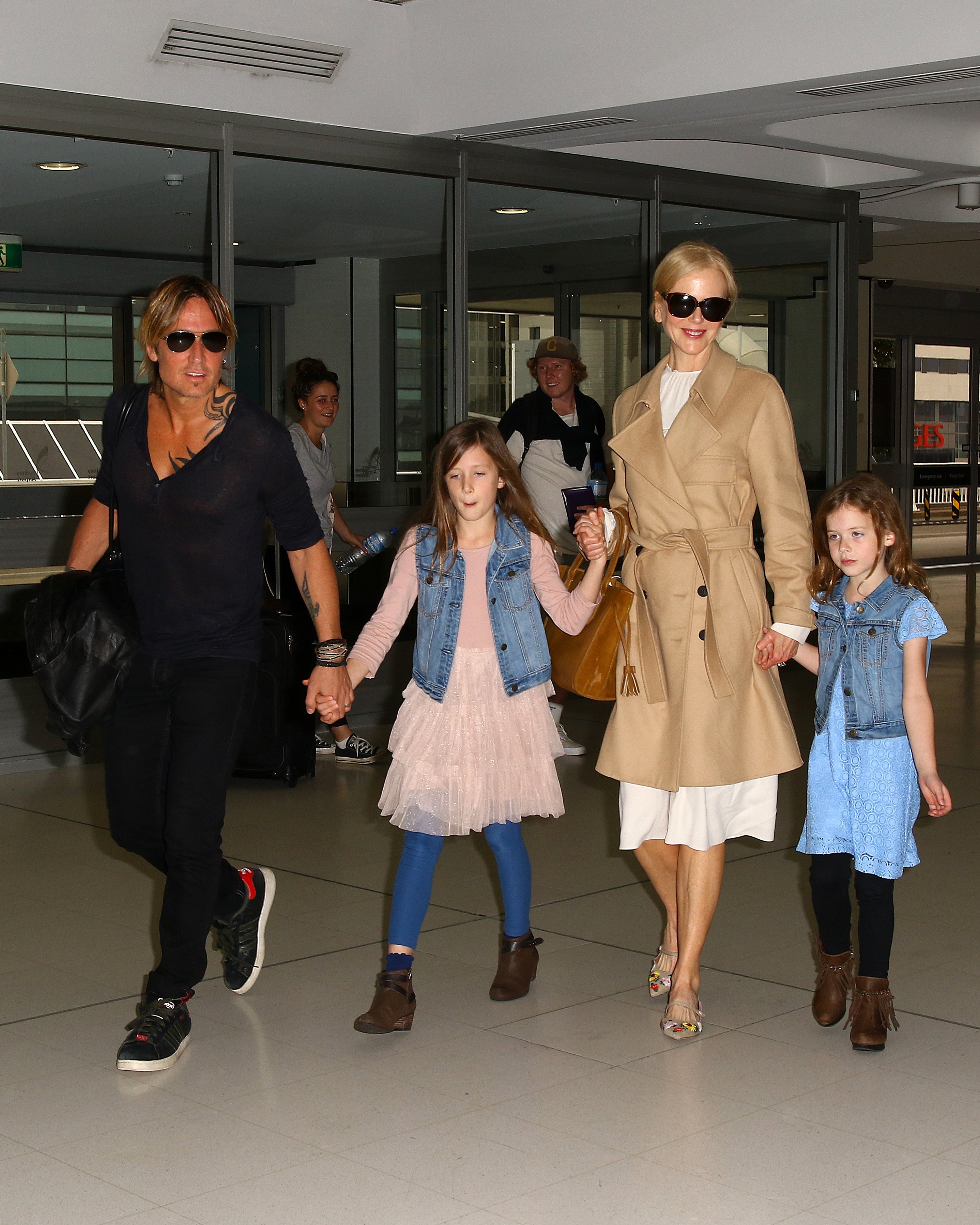 Keith Urban y Nicole Kidman en el aeropuerto de Sydney con sus hijas Faith Margaret y Sunday Rose el 28 de marzo de 2017, en Sydney, Australia. | Foto: Getty Images