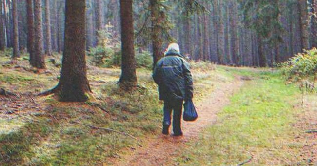Un hombre mayor caminando por el bosque | Foto: Shutterstock