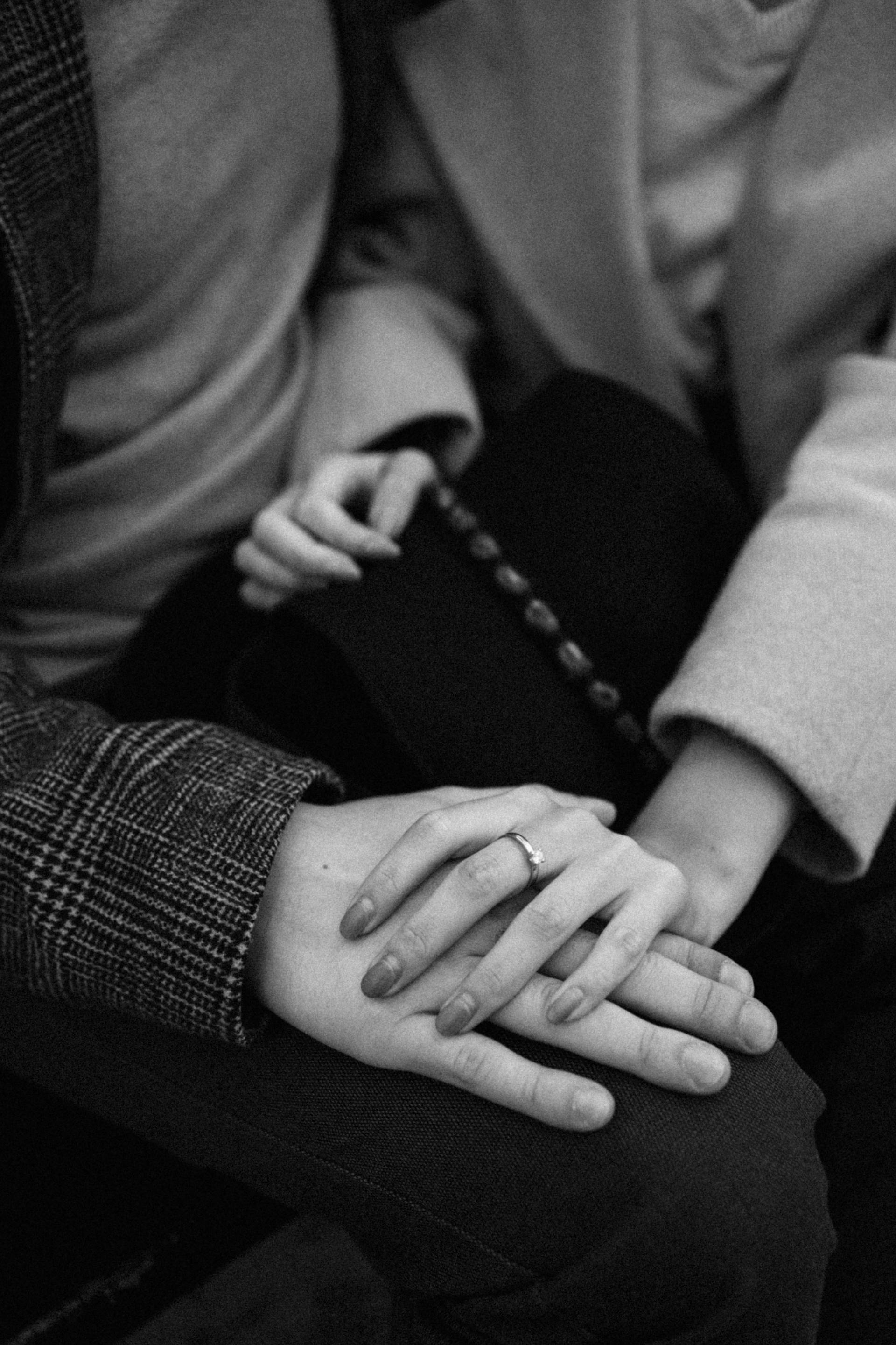 Una foto monocroma de una pareja tomada de la mano | Fuente: Pexels