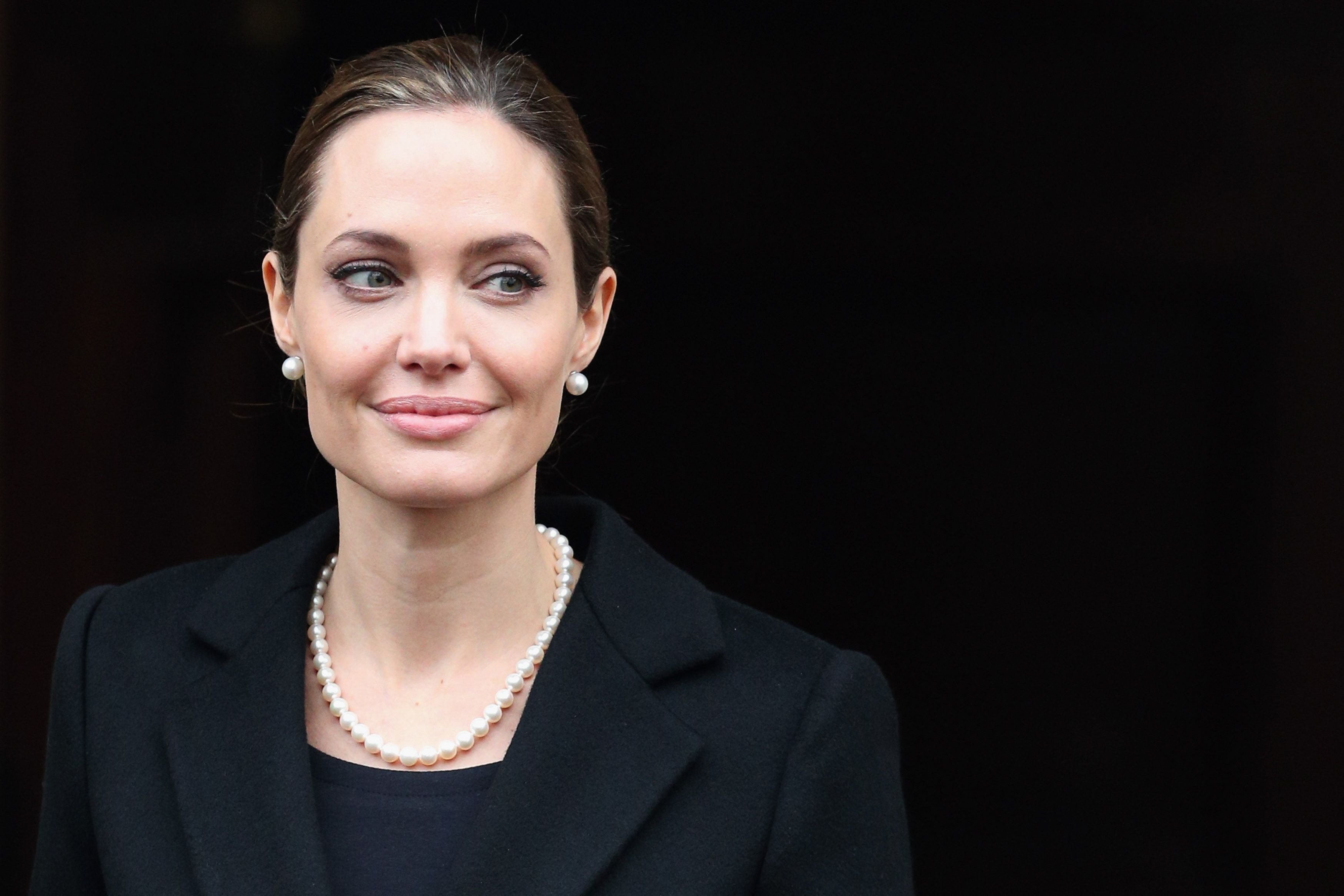Angelina Jolie tras asistir a la conferencia de Ministros de Relaciones Exteriores del G8, el 11 de abril de 2013 en Londres, Inglaterra. | Foto: Getty Images