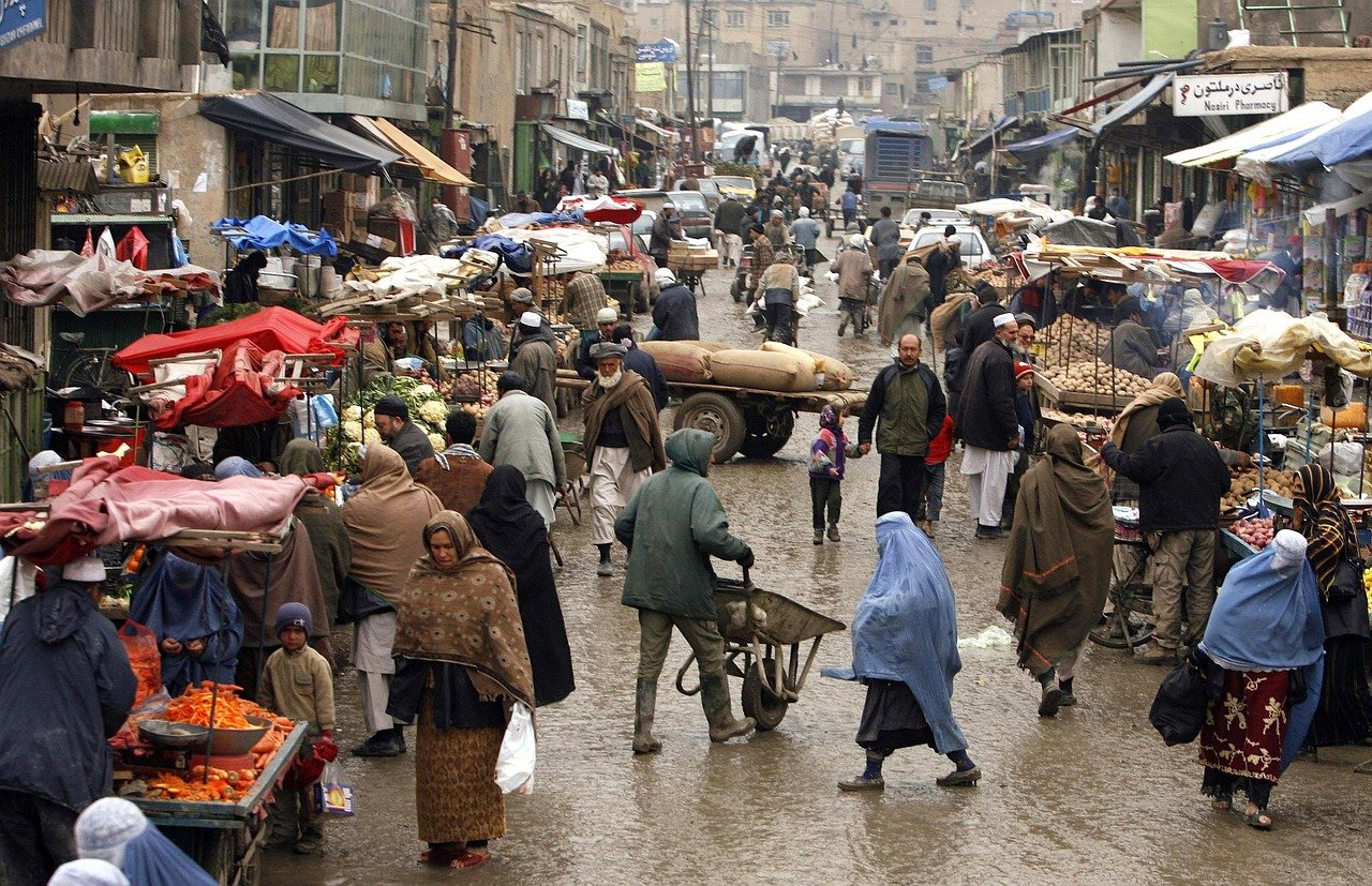 Grupo de personas en un mercado afgano. | Foto: Pixabay