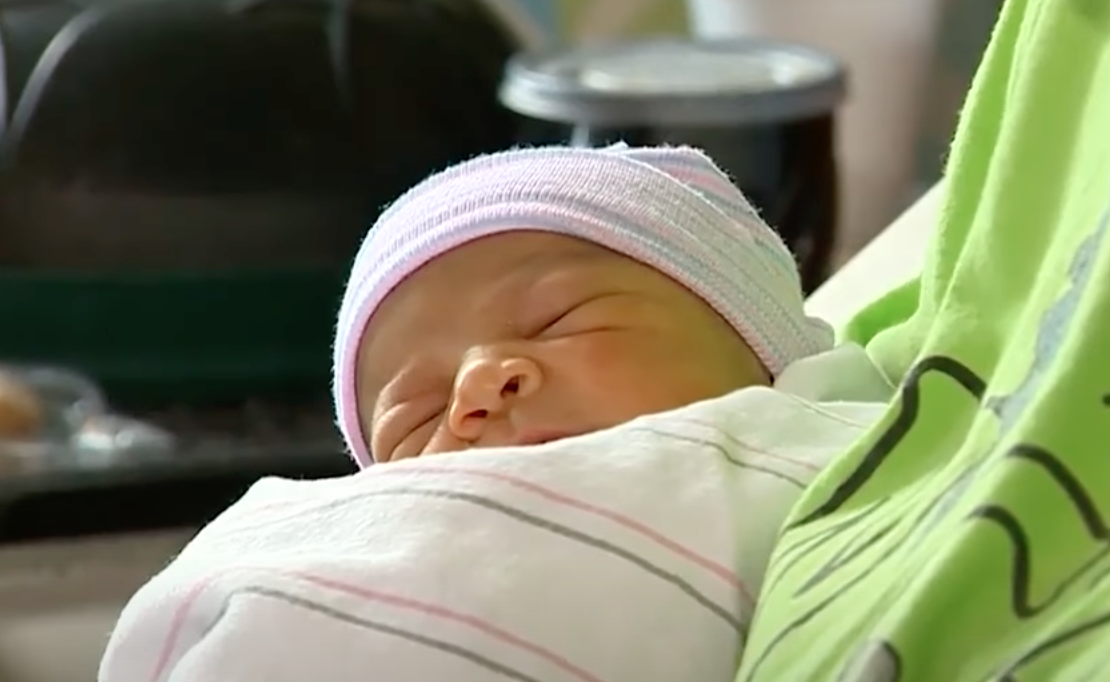 La bebé Miracle Joy. | Foto: youtube.com/WCVB Channel 5 Boston