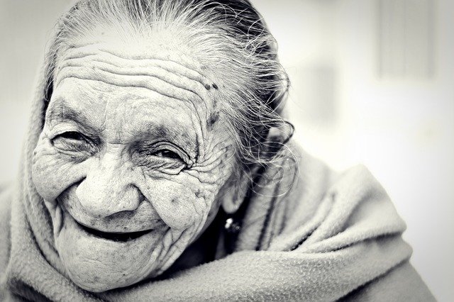 Anciana feliz. │ Foto: Pixabay
