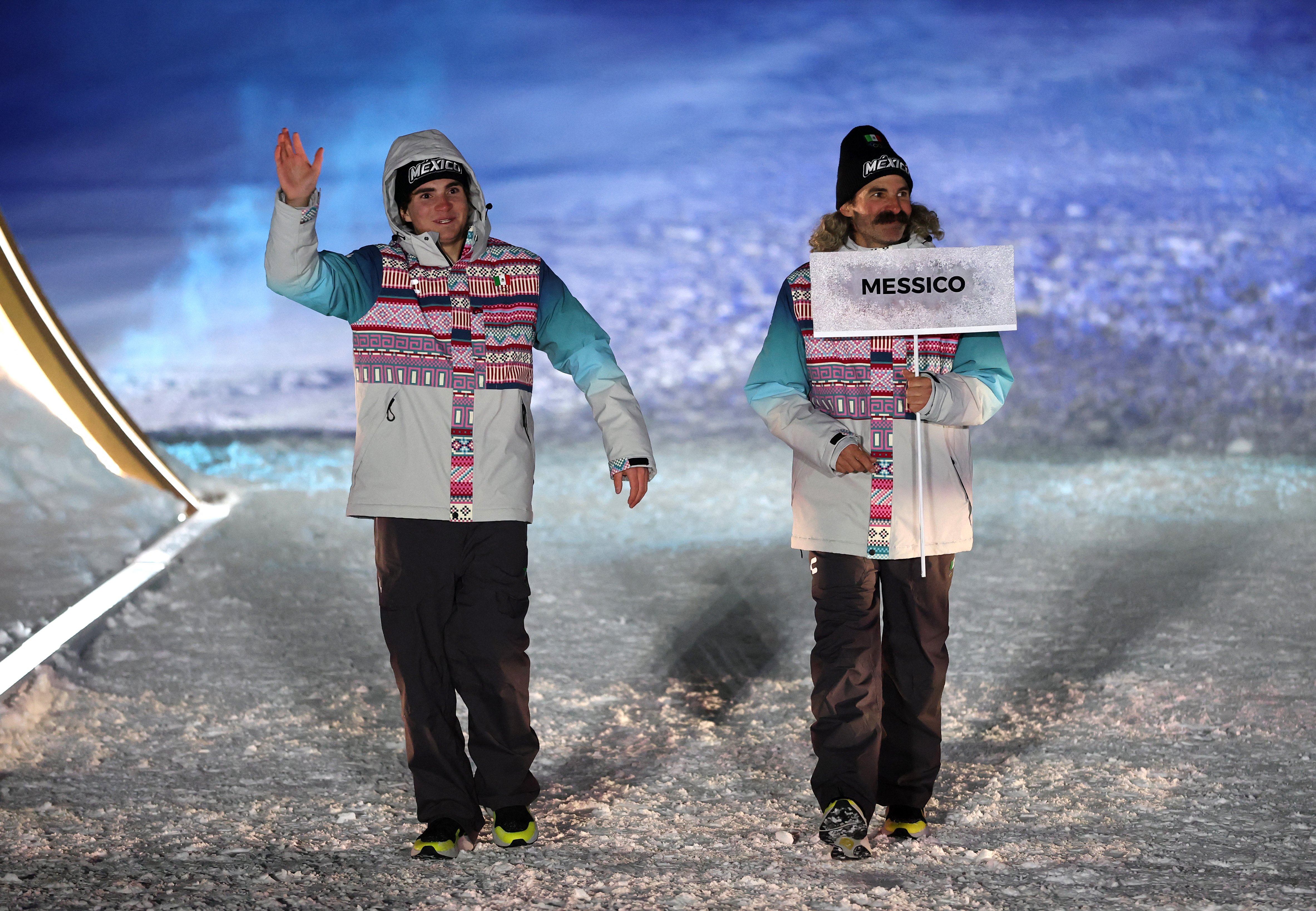 Miembros de la delegación mexicana desfilan durante la ceremonia inaugural de los Juegos Olímpicos de Invierno Milano Cortina 2026 en Livigno, norte de Italia, el 6 de febrero de 2026. | Fuente: Getty Images
