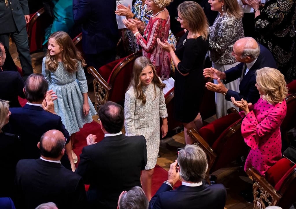 La Princesa Leonor de España y la Princesa Sofía de España asisten a la ceremonia de entrega de los Premios Princesa de Asturias 2019 en el Teatro Campoamor el 18 de octubre de 2019 en Oviedo, España. | Imagen: Getty Images.