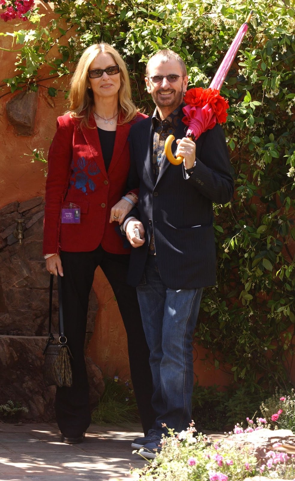 Barbara Bach y Ringo Starr en la Chelsea Flower Show de 2005 en Londres, Inglaterra. | Fuente: Getty Images