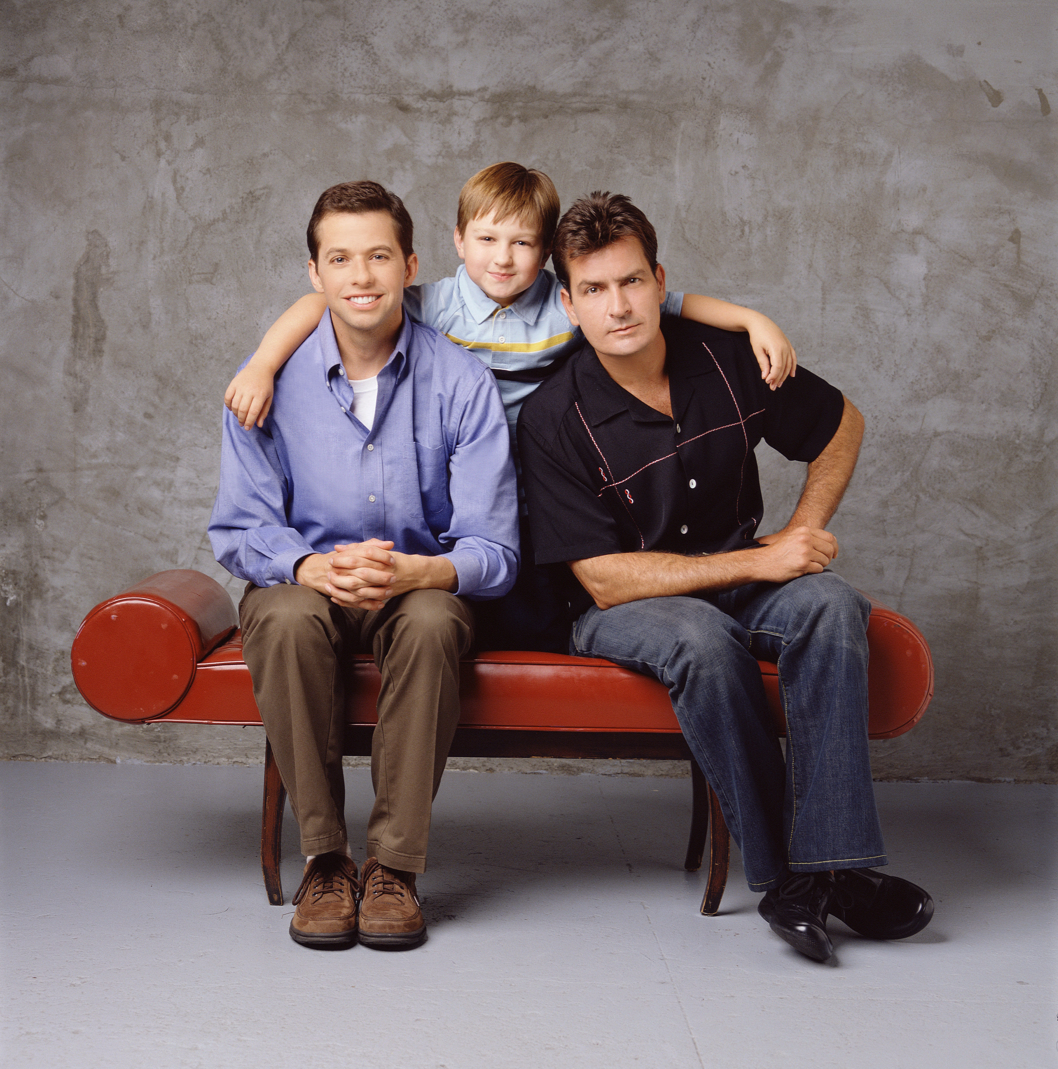 Retrato promocional de Jon Cryer, Angus T. Jones y Charlie Sheen para "Two and a Half Men", el 1 de enero de 2003 en Los Ángeles, California. | Fuente: Getty Images