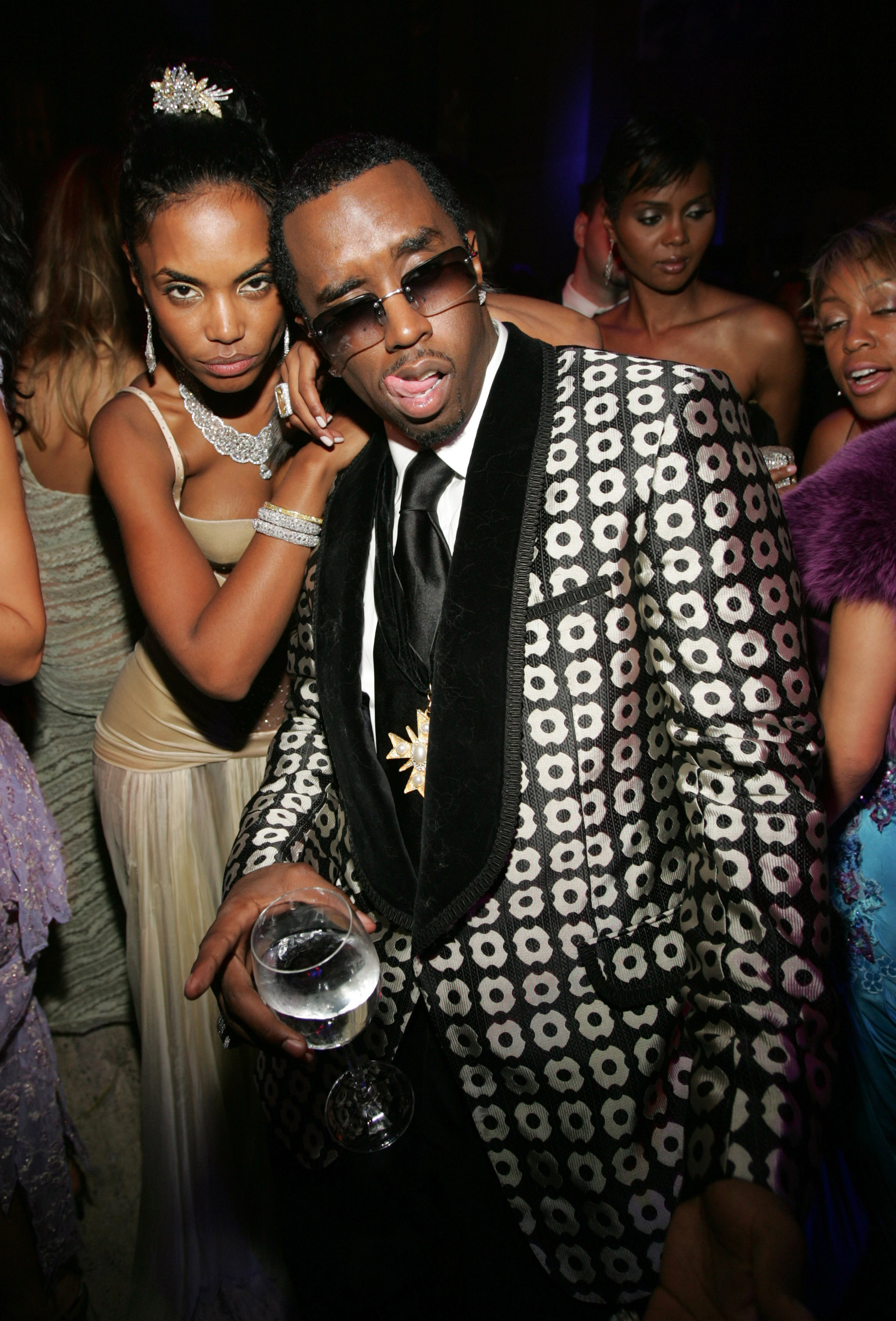 Kim Porter y Sean "P. Diddy" Combs asisten a la fiesta de celebración del cumpleaños de Diddy el 4 de noviembre de 2004 | Fuente: Getty Images