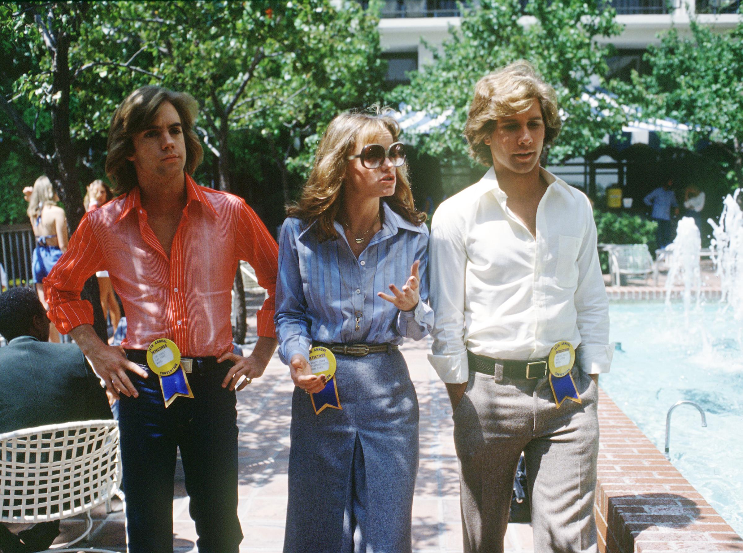 El actor, Pamela Sue Martin y Parker Stevenson en el plató de "The Hardy Boys/Nancy Drew Mysteries", 1977 | Fuente: Getty Images