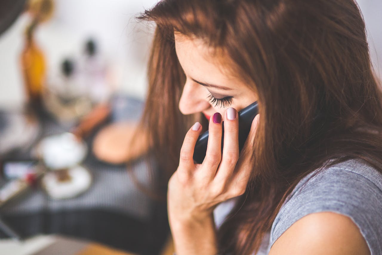 Una mujer hablando por teléfono | Fuente: Pexels