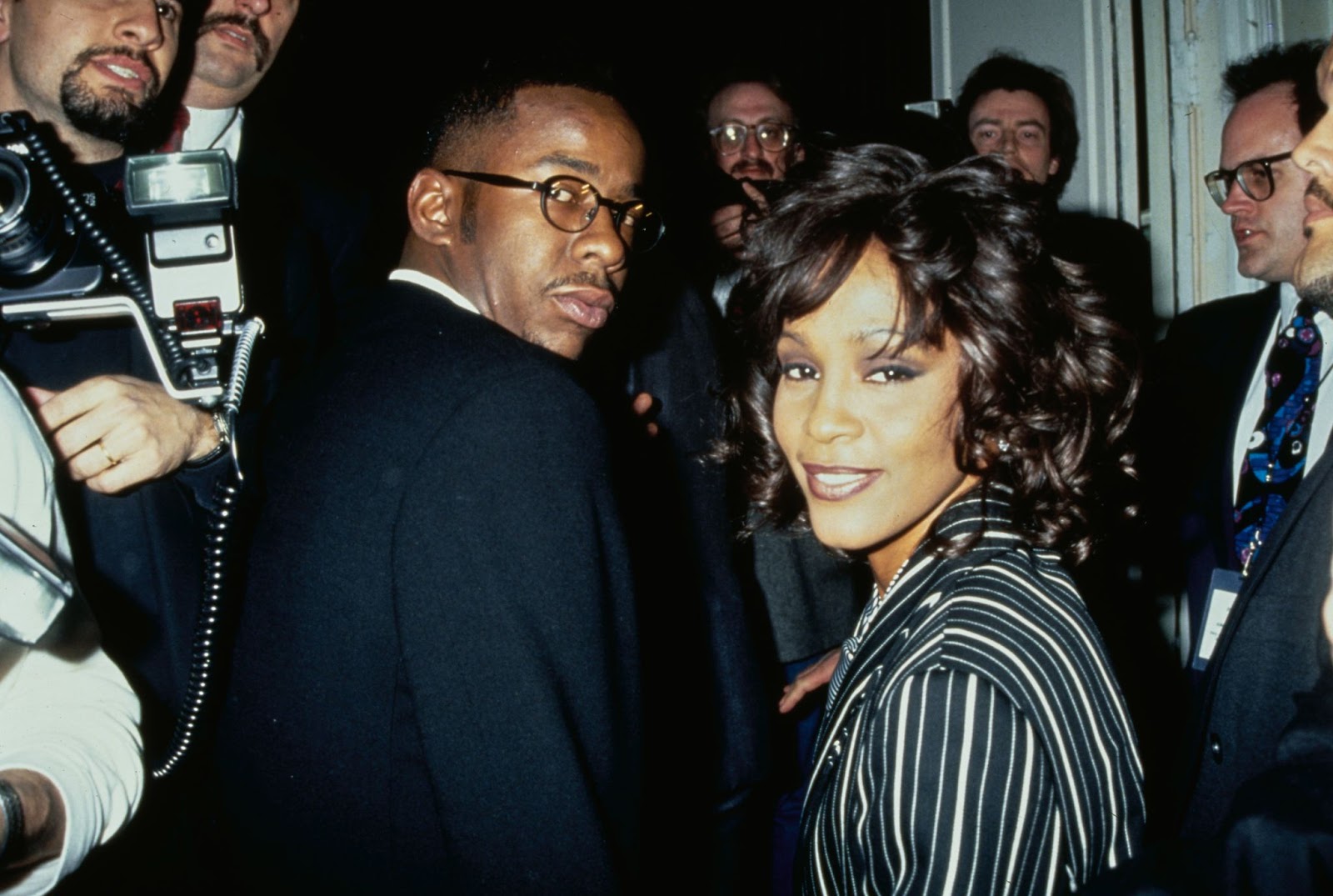 Bobby Brown y Whitney Houston en la fiesta de Clive Davis Arista Records previa a los Grammy, el 28 de febrero de 1994, en Nueva York | Fuente: Getty Images