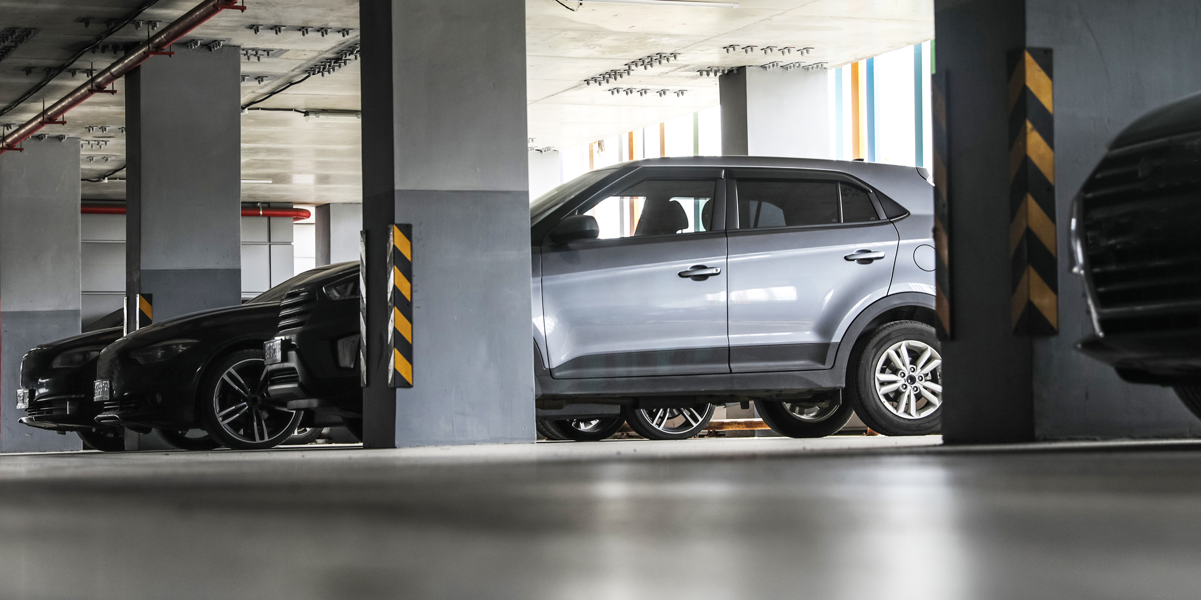 Un automóvil en un estacionamiento | Fuente: Shutterstock