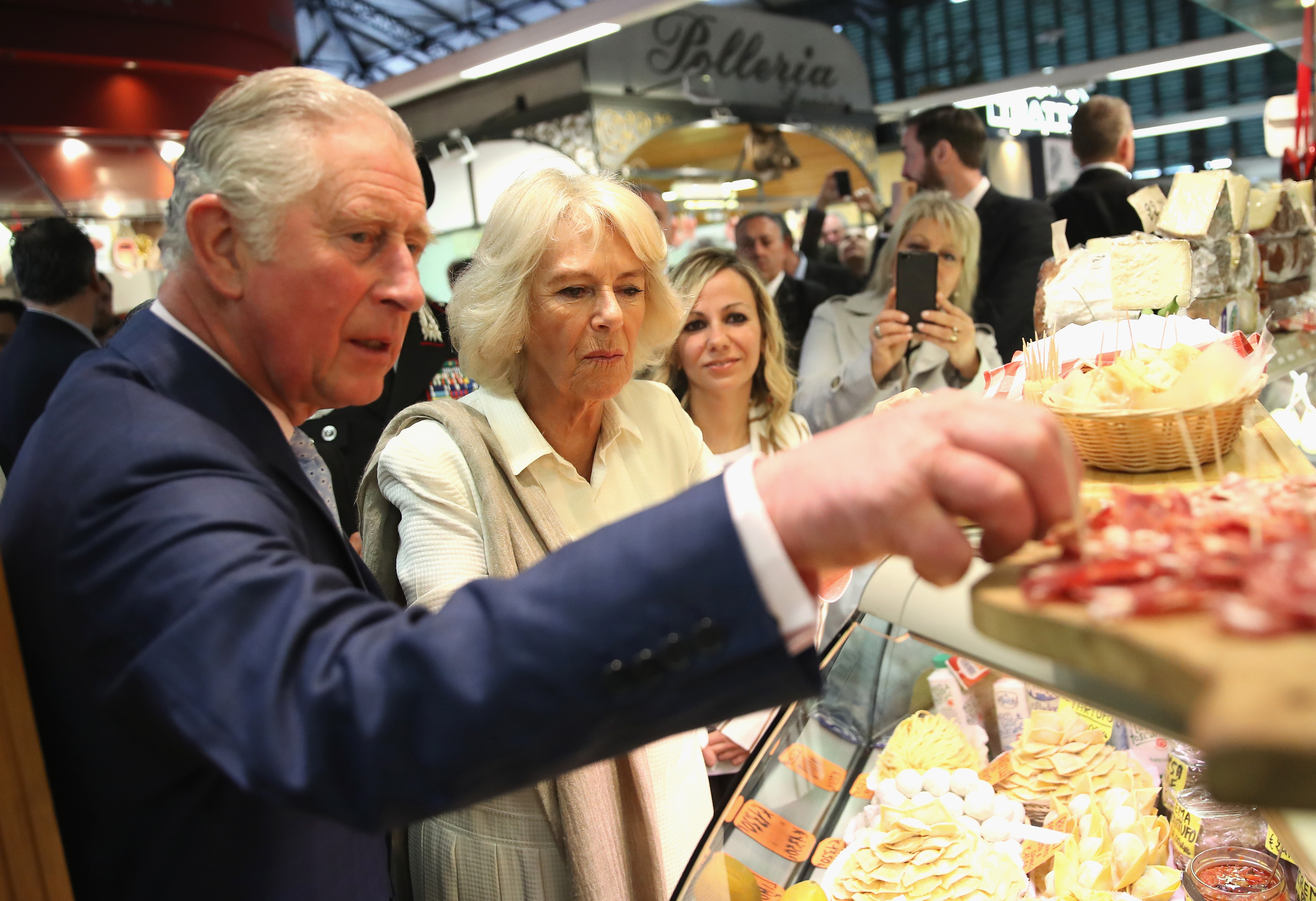 El príncipe Charles, príncipe de Gales, y Camilla, duquesa de Cornualles visitan el Mercado de Sant'Ambrogio y las zonas afectadas por los terremotos de 2016, en Florencia, Italia, el 3 de abril de 2017 | Fuente: Getty Images