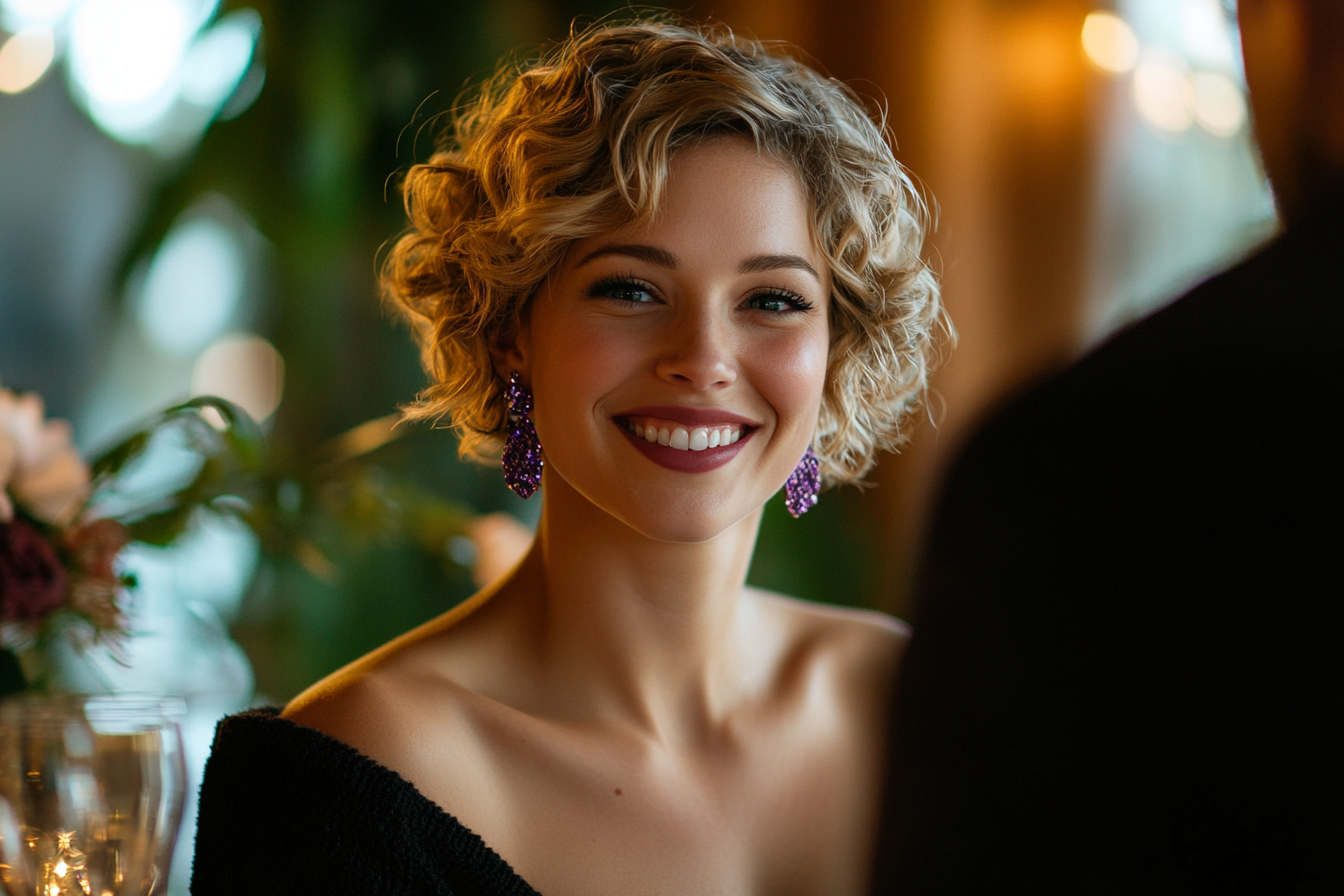 Una mujer sonriente sentada en un restaurante | Fuente: Midjourney