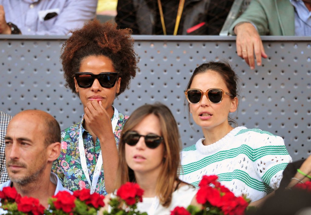 Elena Anaya (superior derecha) y Tina Afugu Cordero (superior izquierda) asisten al Mutua Madrid Open de tenis en La Caja Mágica el 14 de mayo de 2017 en Madrid, España. | Foto: Getty Images