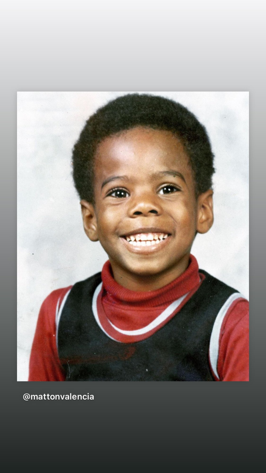 El actor sonriendo en una foto de cuando era niño, publicada el 29 de noviembre de 2021. | Fuente: X/@colmandomingo