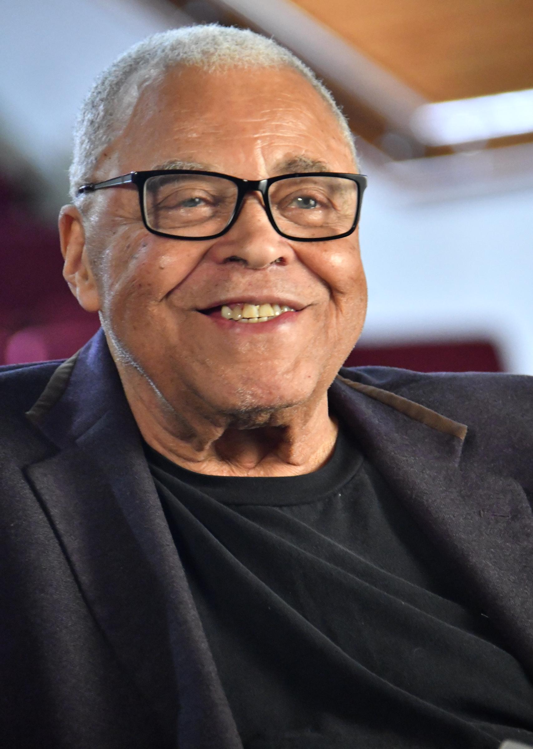 James Earl Jones aparece grabando un segmento de audio para Disney durante un evento especial el 10 de julio de 2019 en Pawling, Nueva York | Fuente: Getty Images