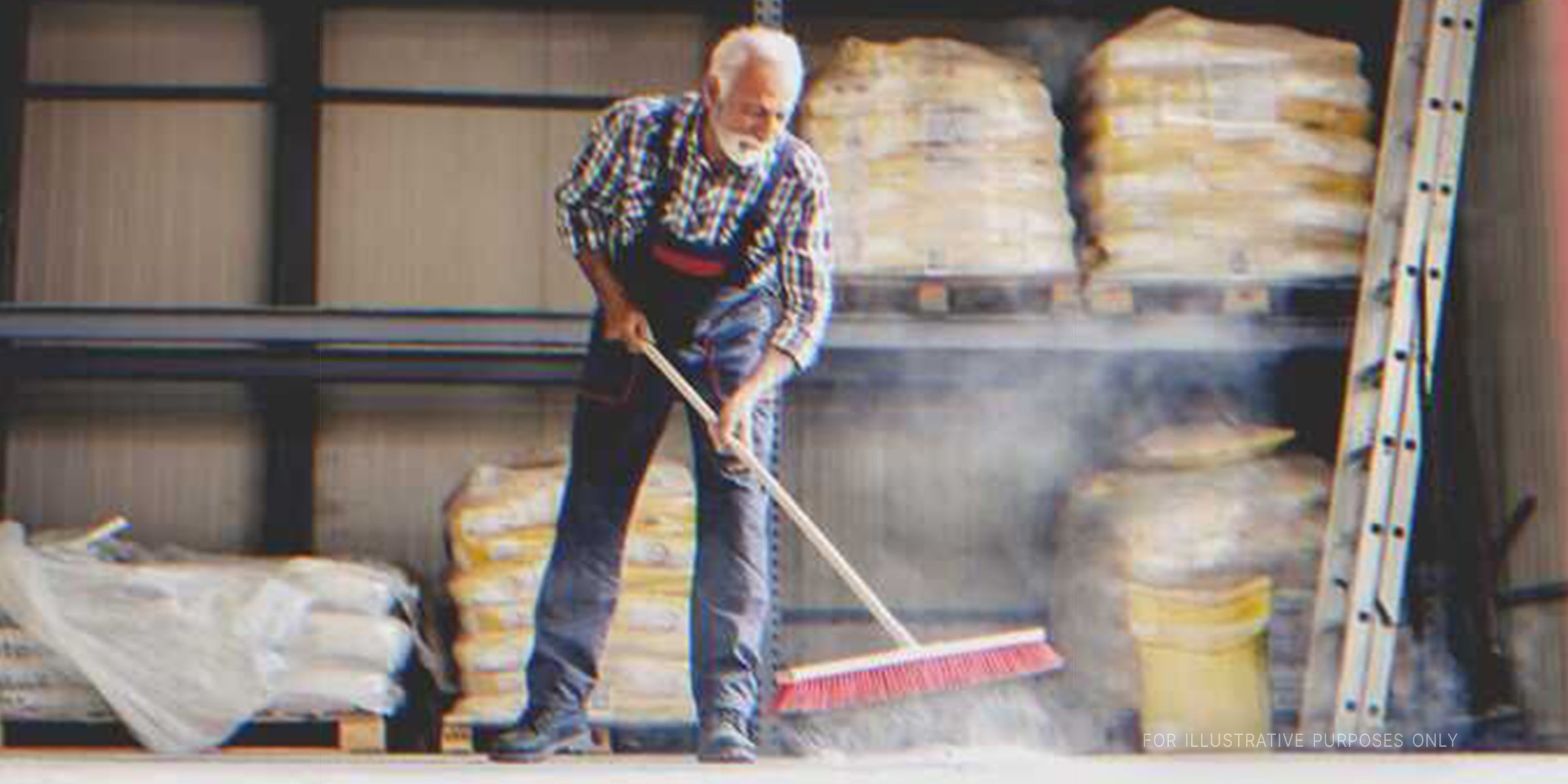Anciano barriendo con una escoba. | Fuente: Shutterstock