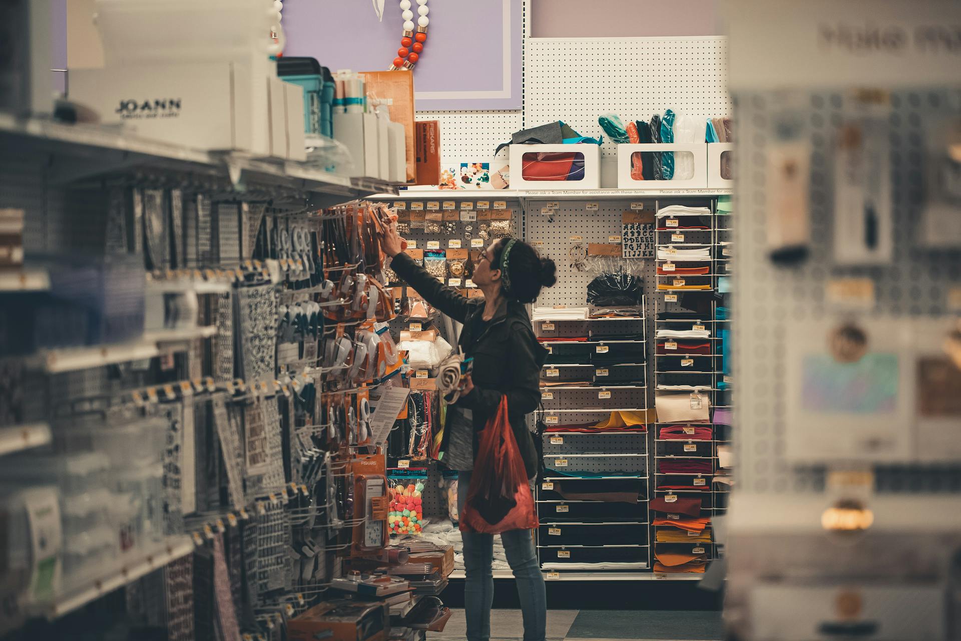 Una mujer comprando en una ferretería | Fuente: Pexels