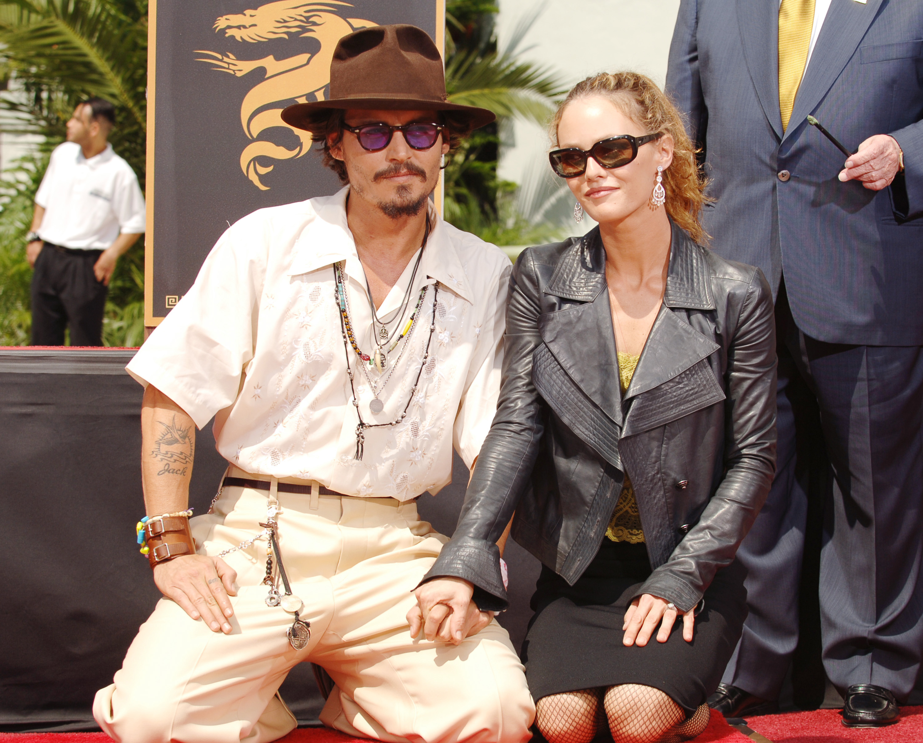 Johnny Depp y Vanessa Paradis en la Ceremonia de la Huella de la Mano y el Pie de Johnny Depp en Hollywood, California, en 2005. | Fuente: Getty Images