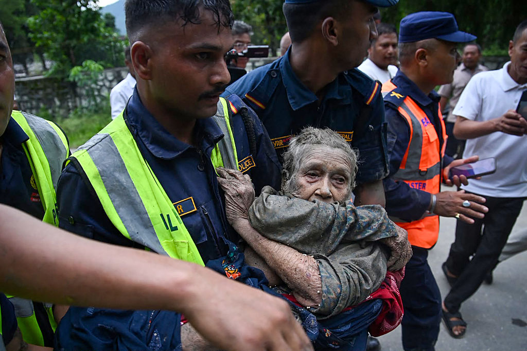 Personal de rescate traslada a una persona afectada por inundaciones repentinas en Devghat, distrito de Nuwakot, Nepal, el 26 de agosto de 2026. | Fuente: Getty Images