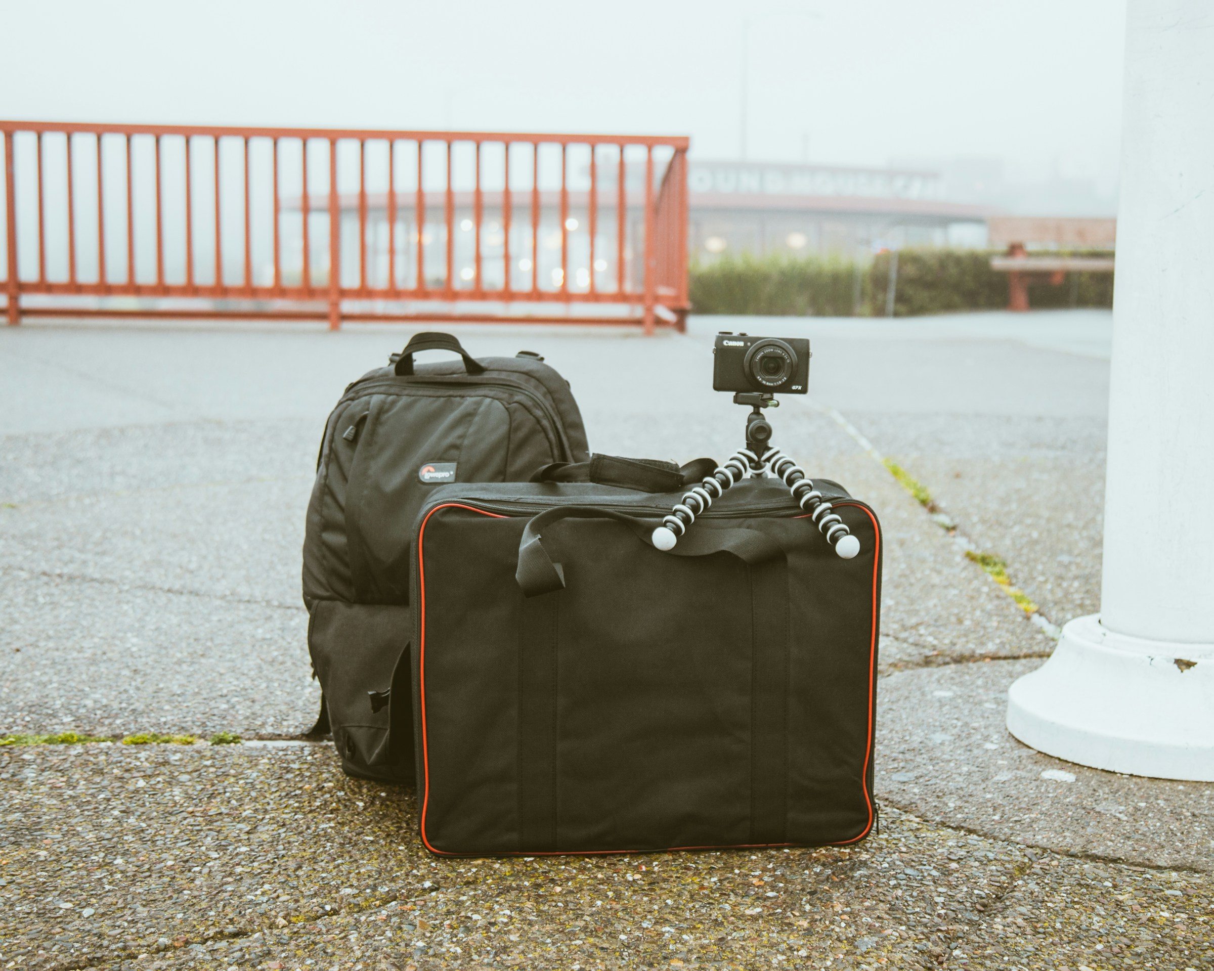 Bolsas con una cámara | Fuente: Unsplash