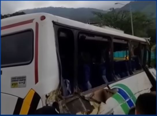 El bus después del accidente. | Fuente: YouTube/NoticiasCaracol