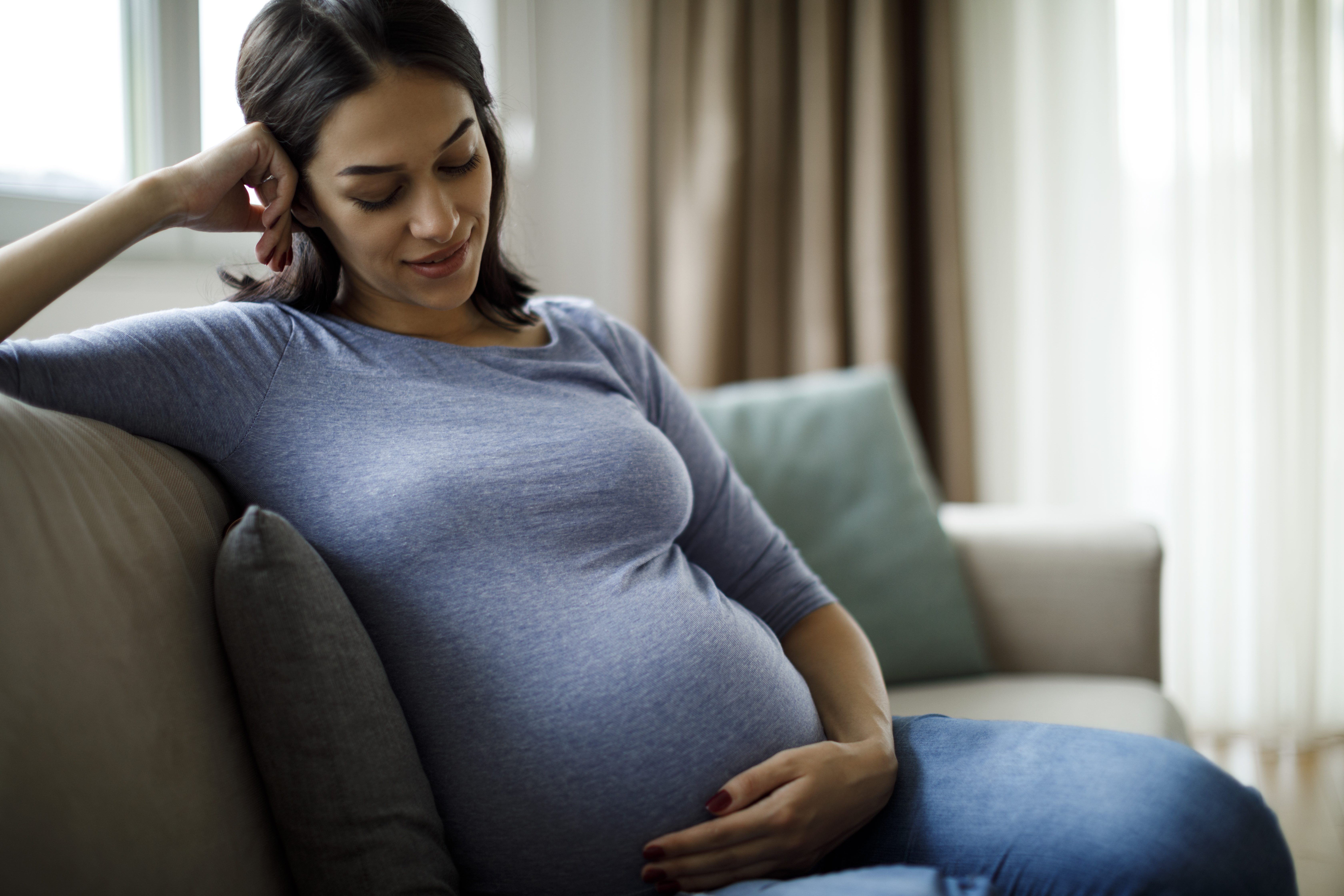 Mujer embarazada pensando | Foto: Getty Images
