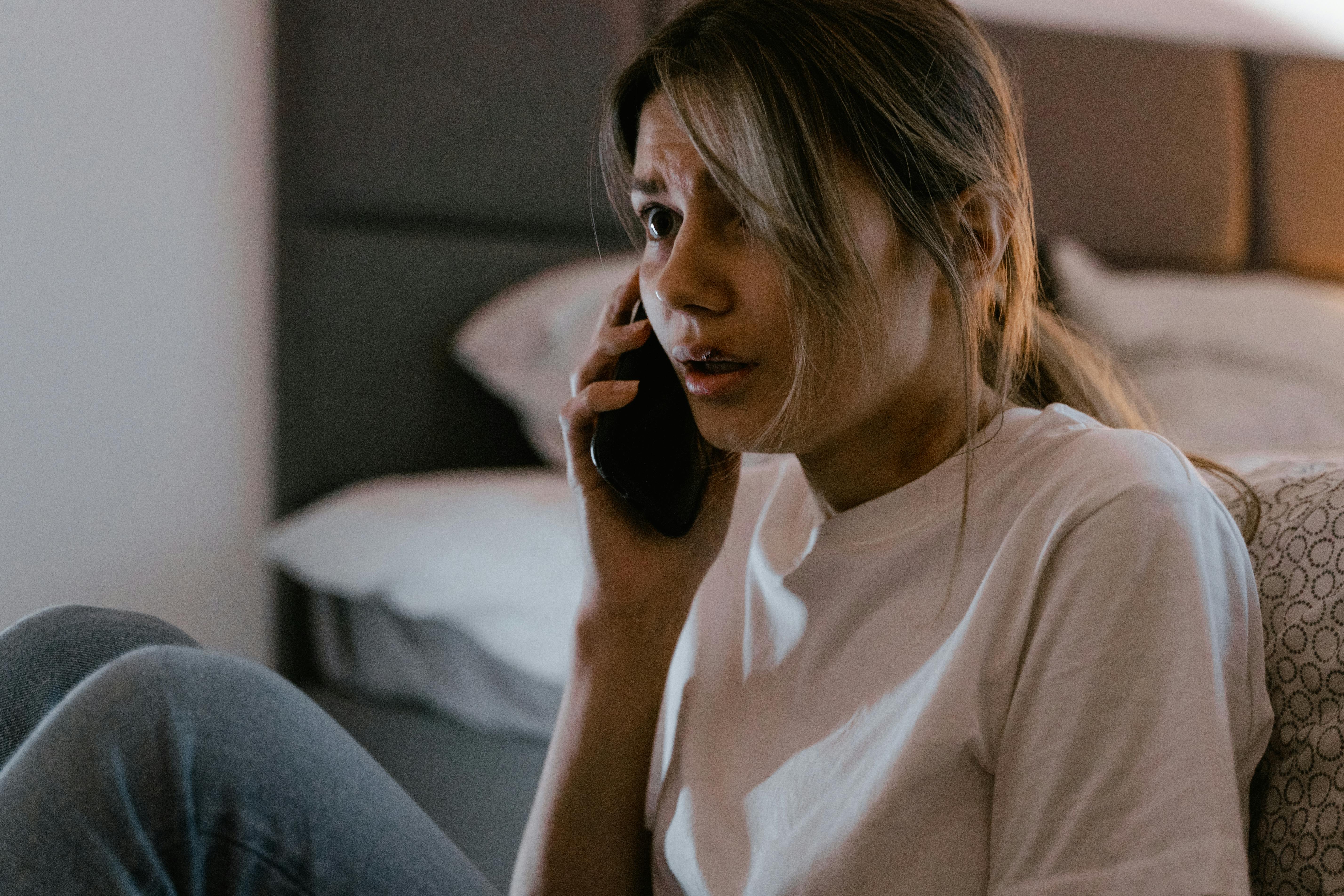 Una mujer llamando por teléfono | Foto: Pexels