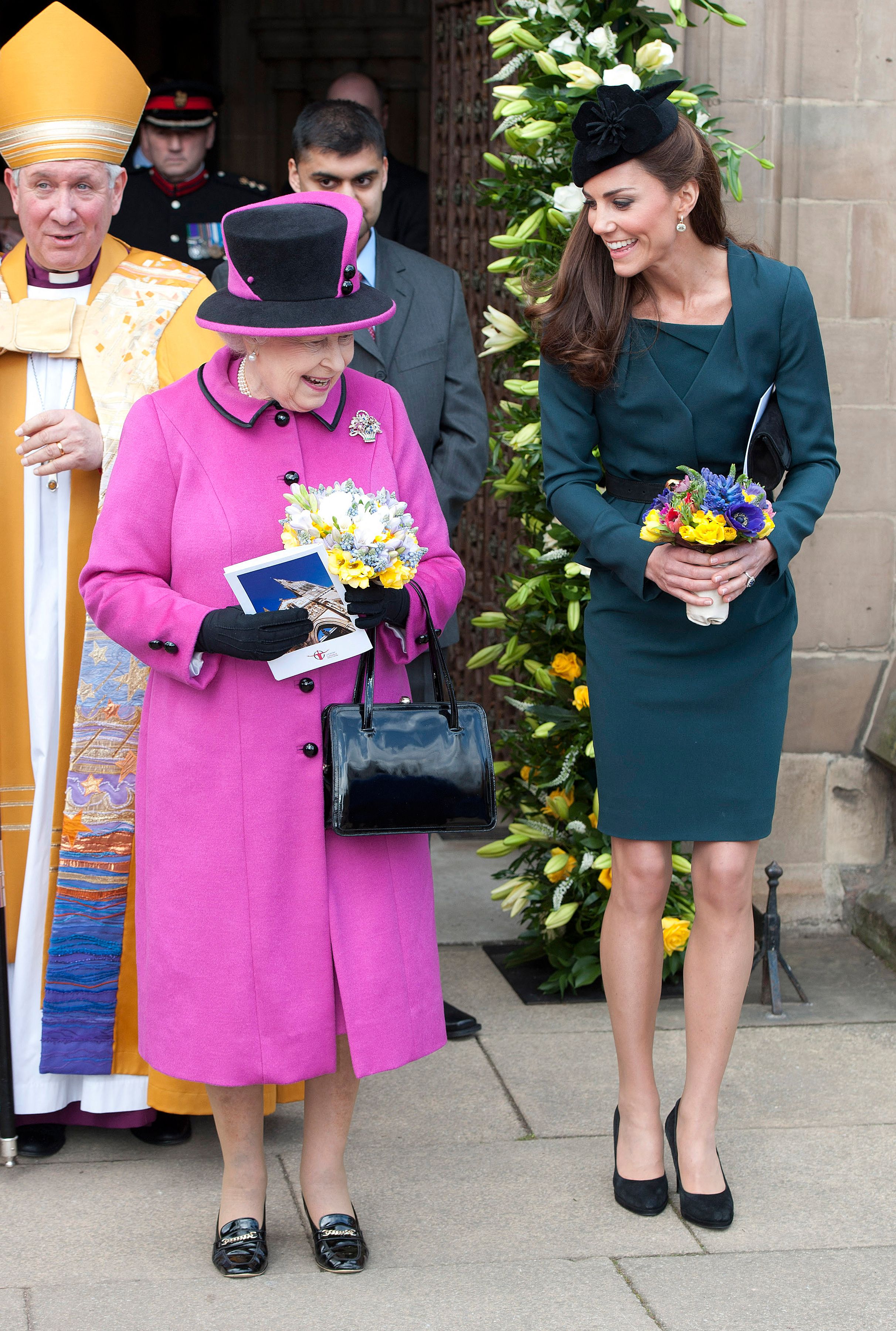 La británica Catherine, Duquesa de Cambridge, (D) y la reina Elizabeth II retratadas en una visita a la Catedral de Leicester en Inglaterra central, el 8 de marzo de 2012. | Foto: Getty Images