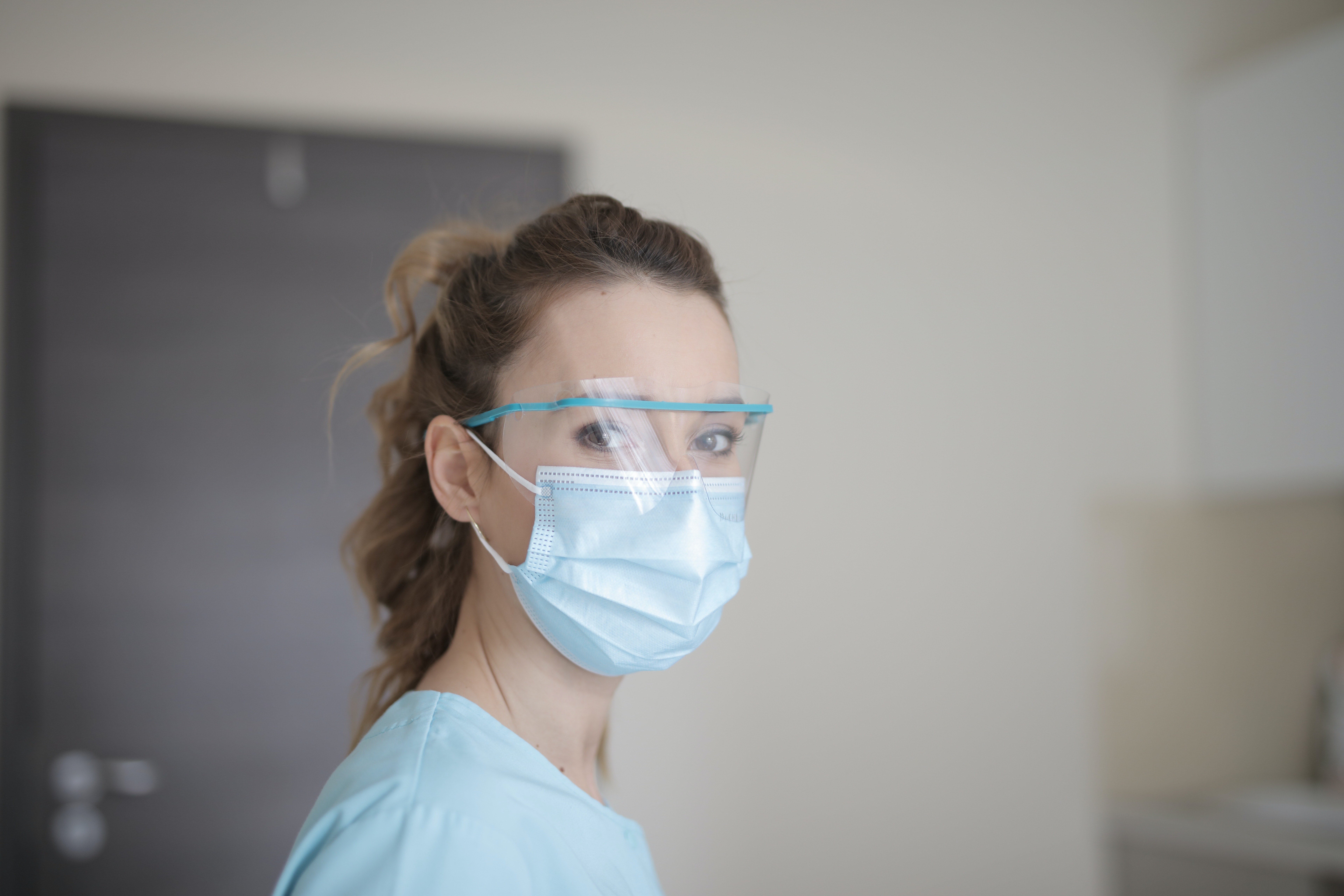 Una doctora utilizando gafas protectoras y mascarilla. | Foto: Pexels