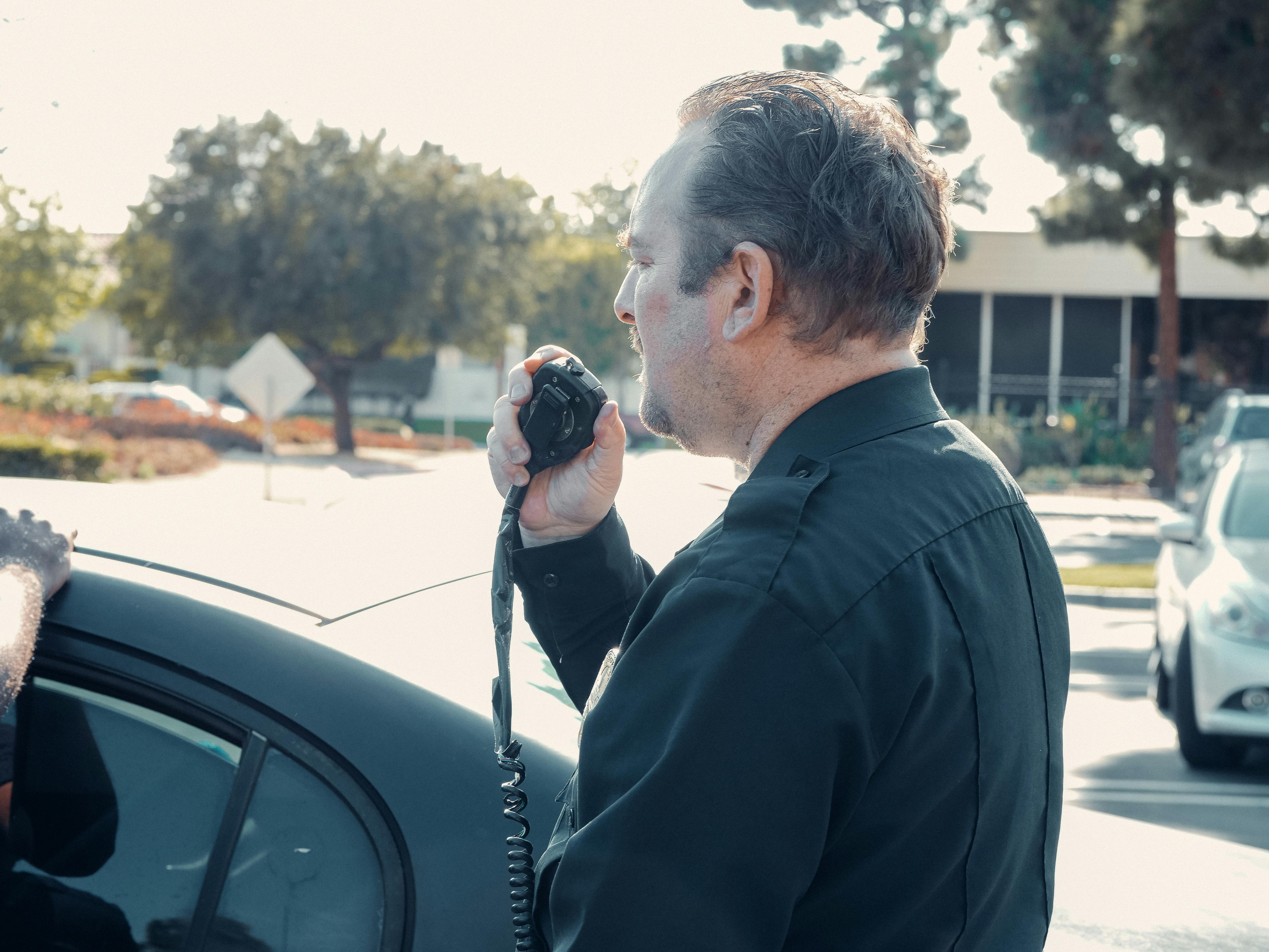 Un policía detiene a un hombre | Fuente: Pexels