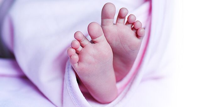 Bebé que nació a las 27 semanas logra sobrevivir a la rara condición que mató a su gemelo