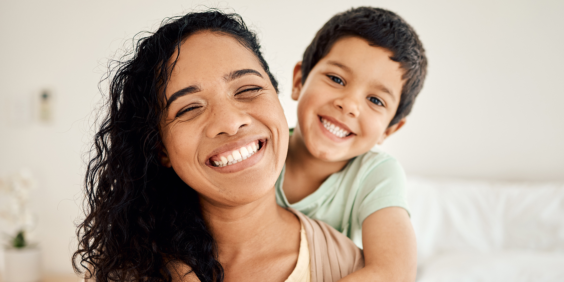 Una mujer y su hijo | Fuente: Shutterstock